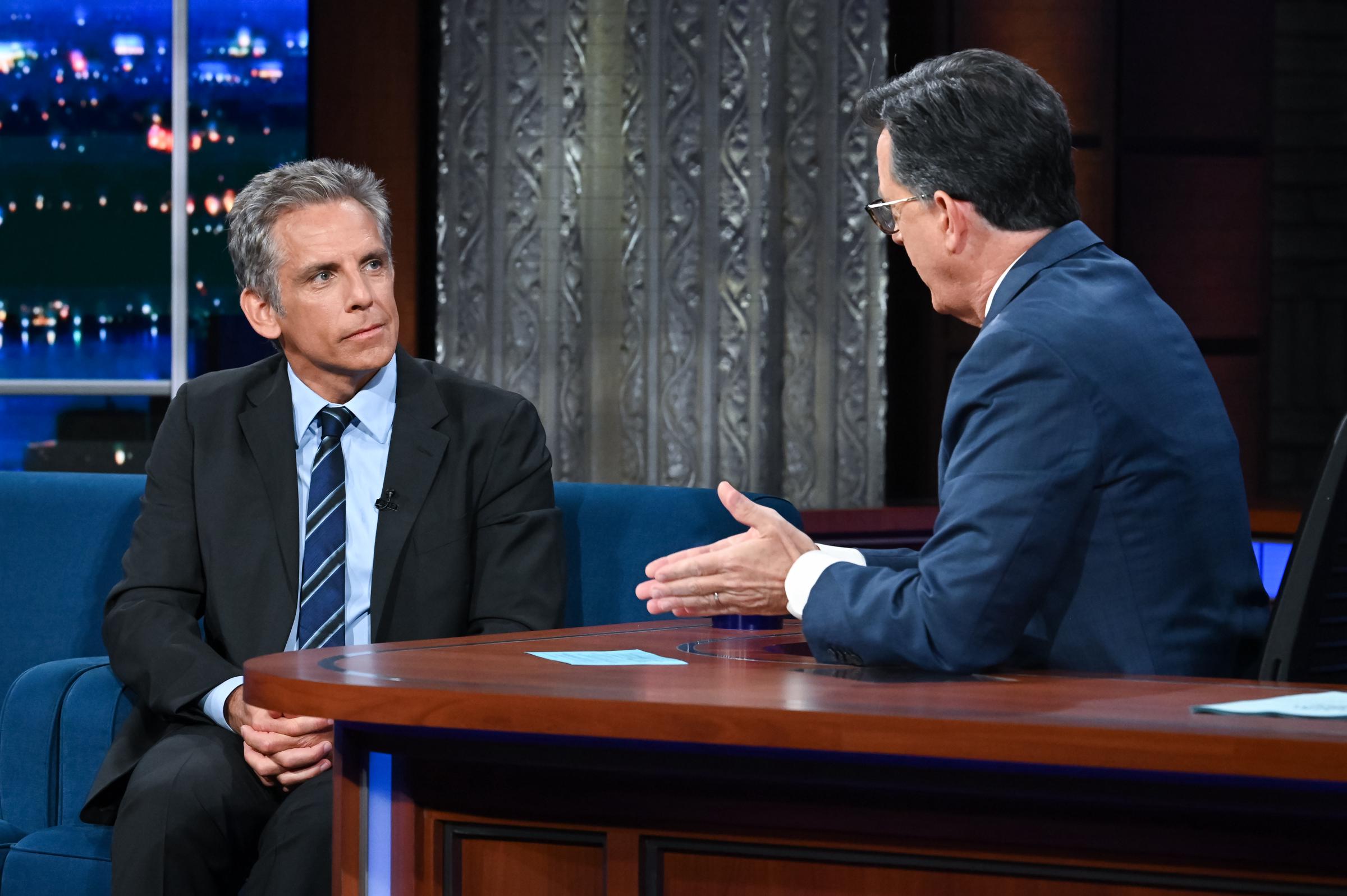 Ben Stiller y Stephen Colbert durante "The Late Show with Stephen Colbert", el 9 de agosto de 2022 | Fuente: Getty Images