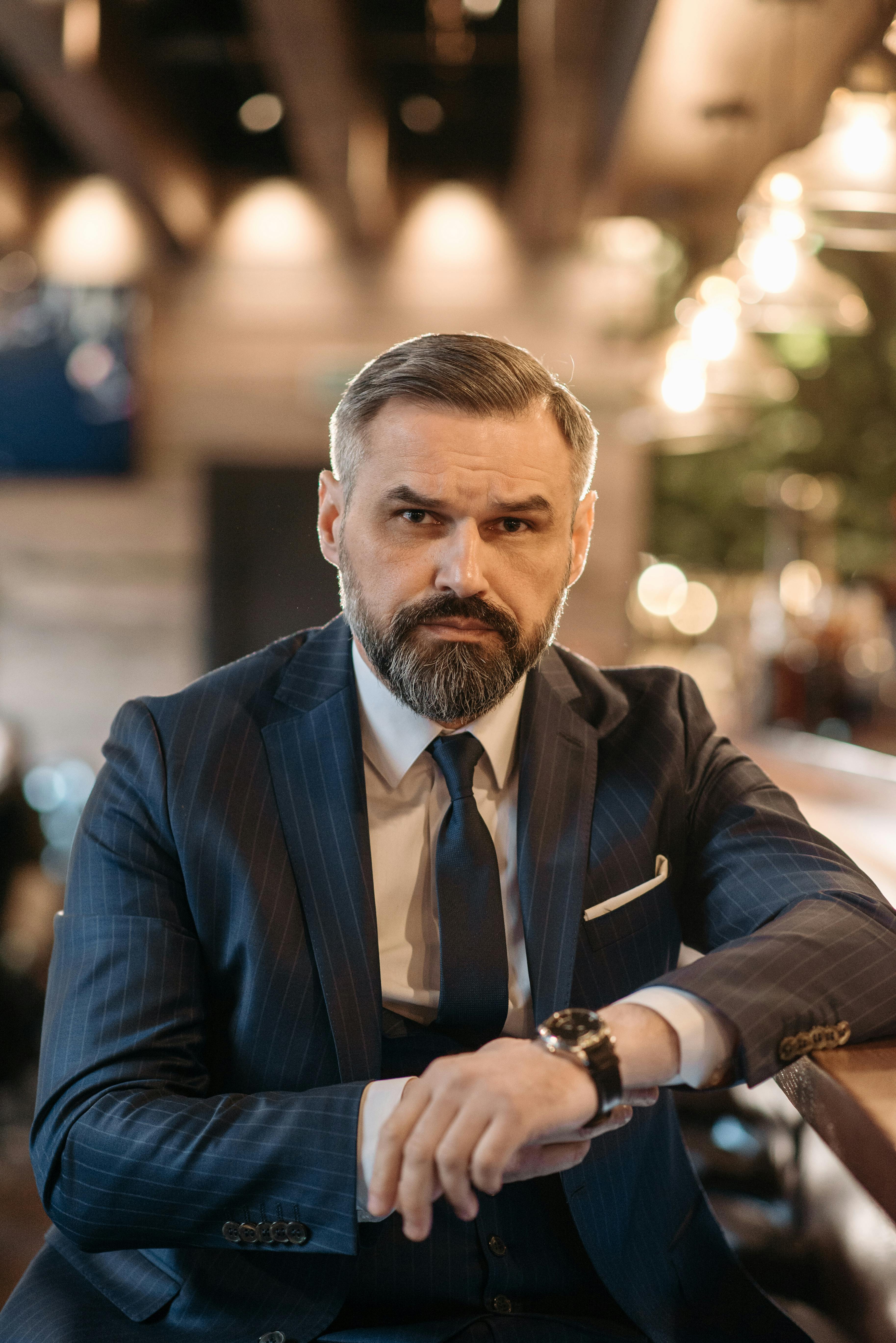 Un hombre poco impresionado | Fuente: Pexels