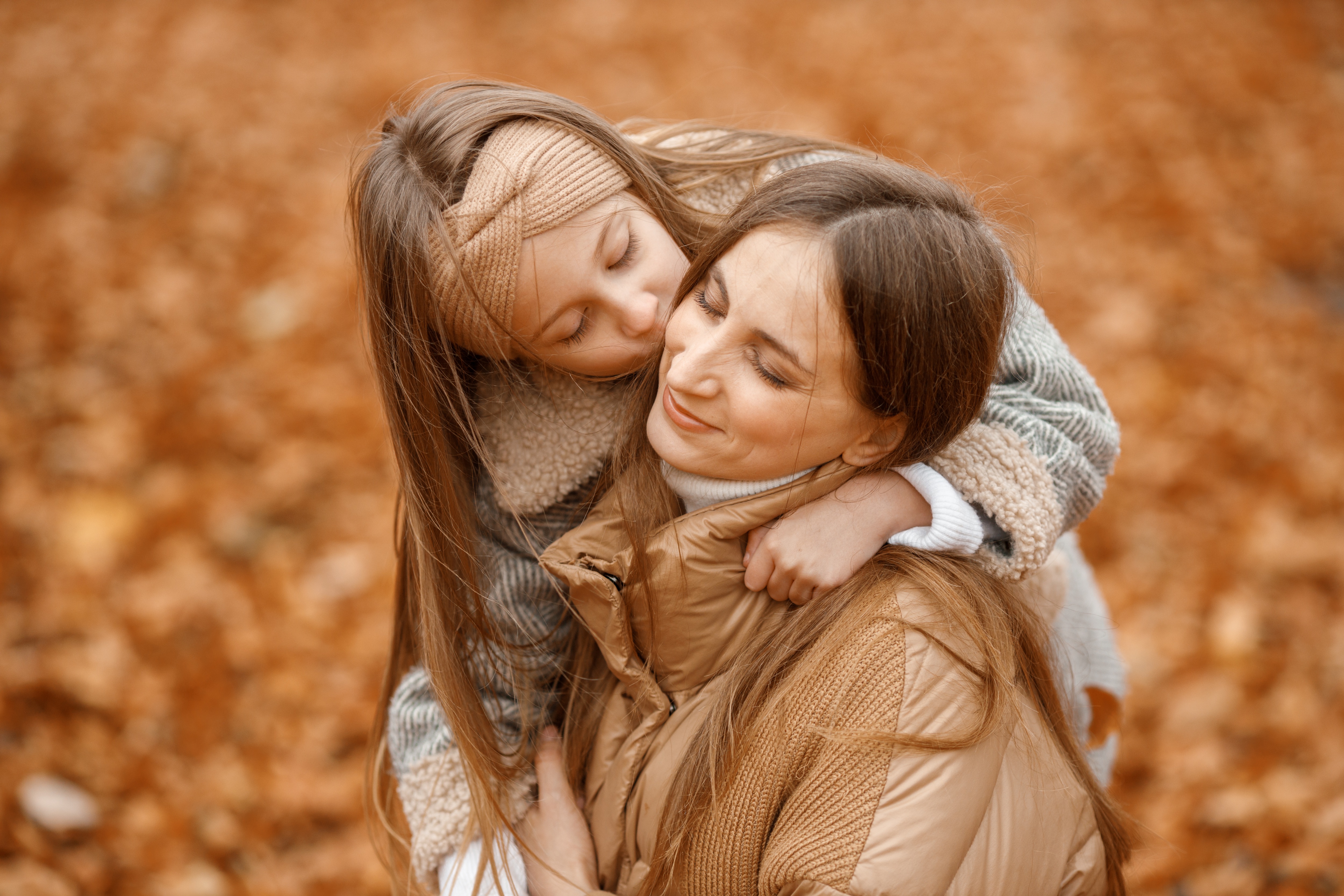 Una niña besando a su madre | Fuente: Freepik