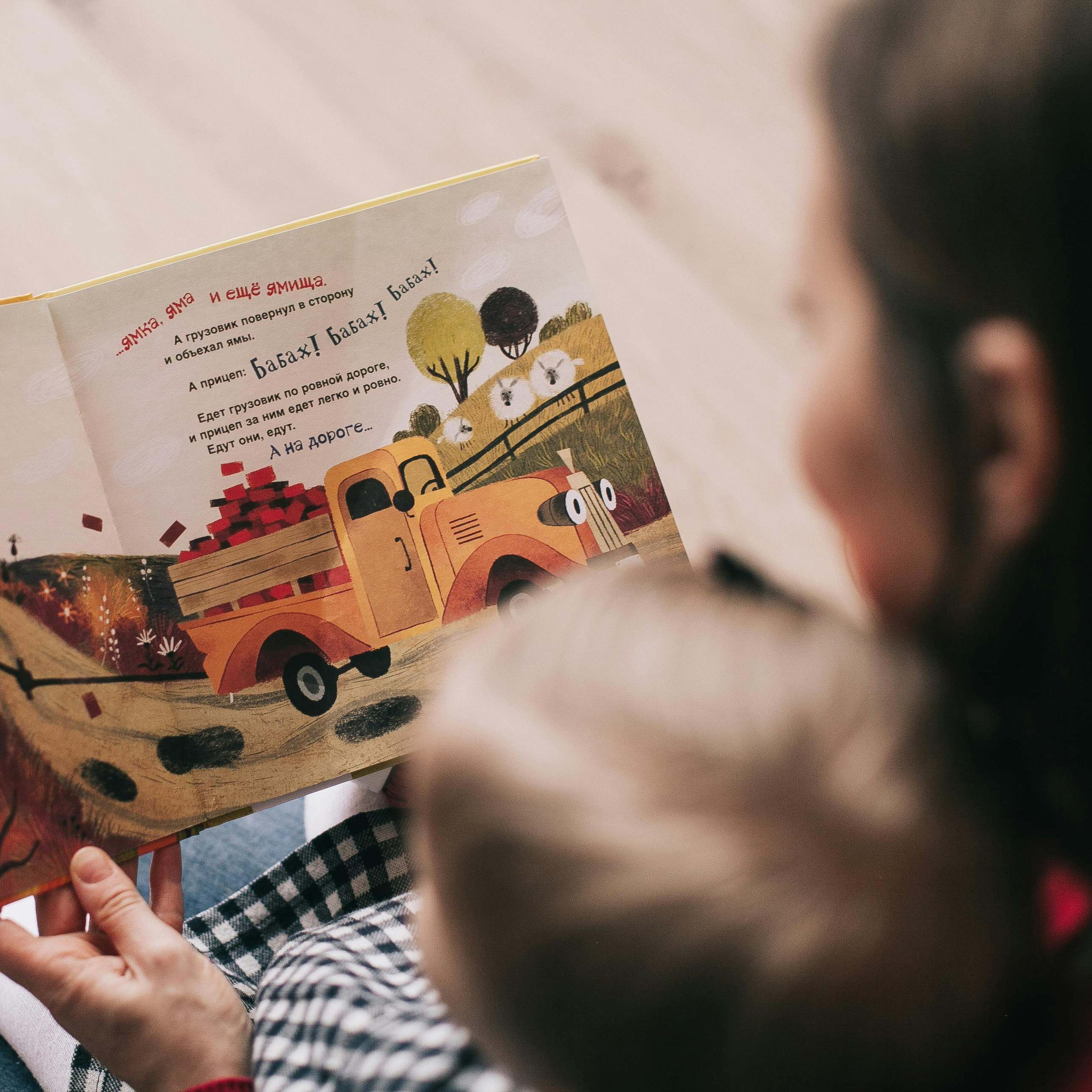 Una joven leyendo a un niño | Fuente: Pexels