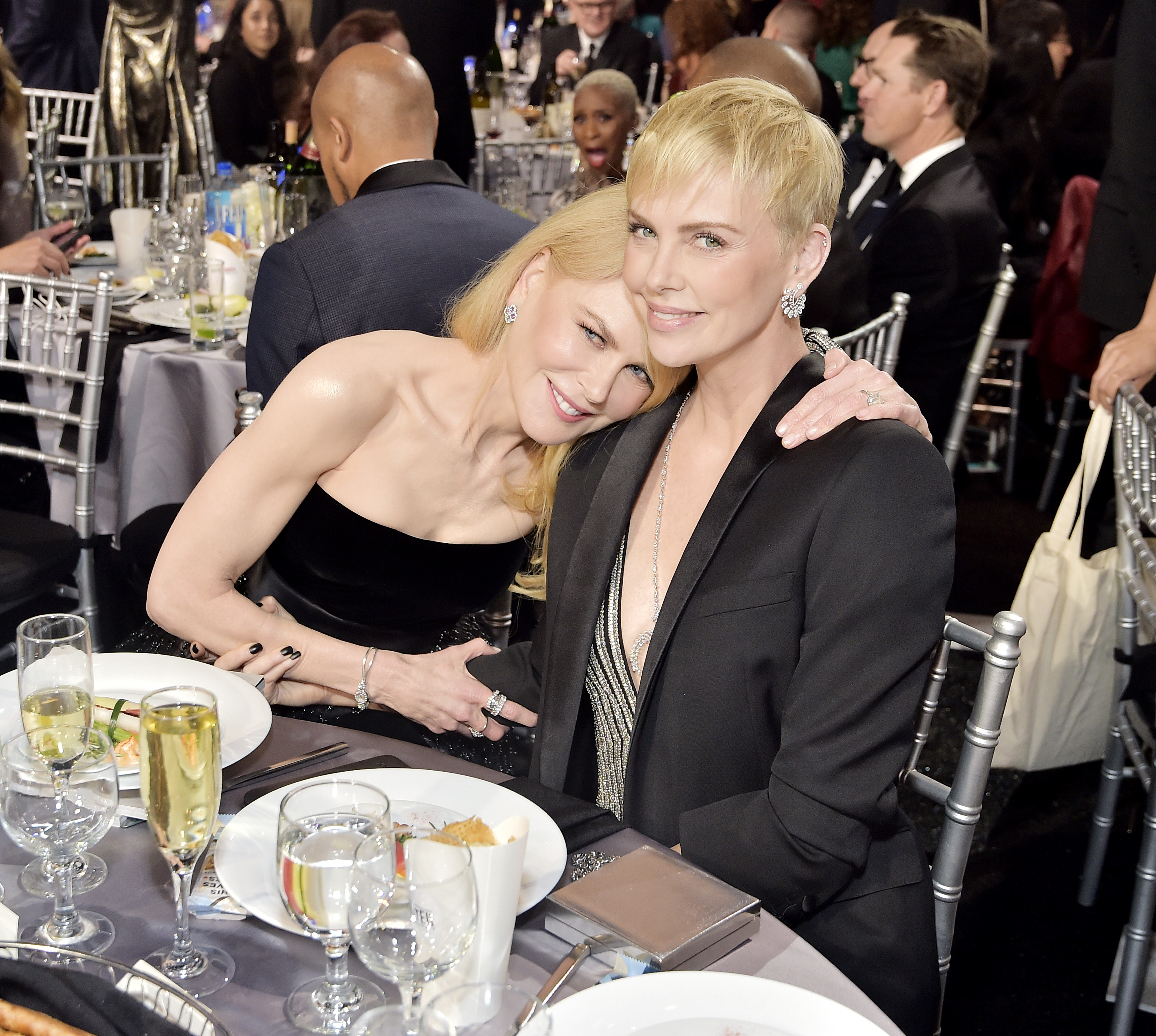 Nicole Kidman y Charlize Theron en la 25ª edición de los Critics' Choice Awards en Santa Mónica, California, el 12 de enero de 2020. | Fuente: Getty Images