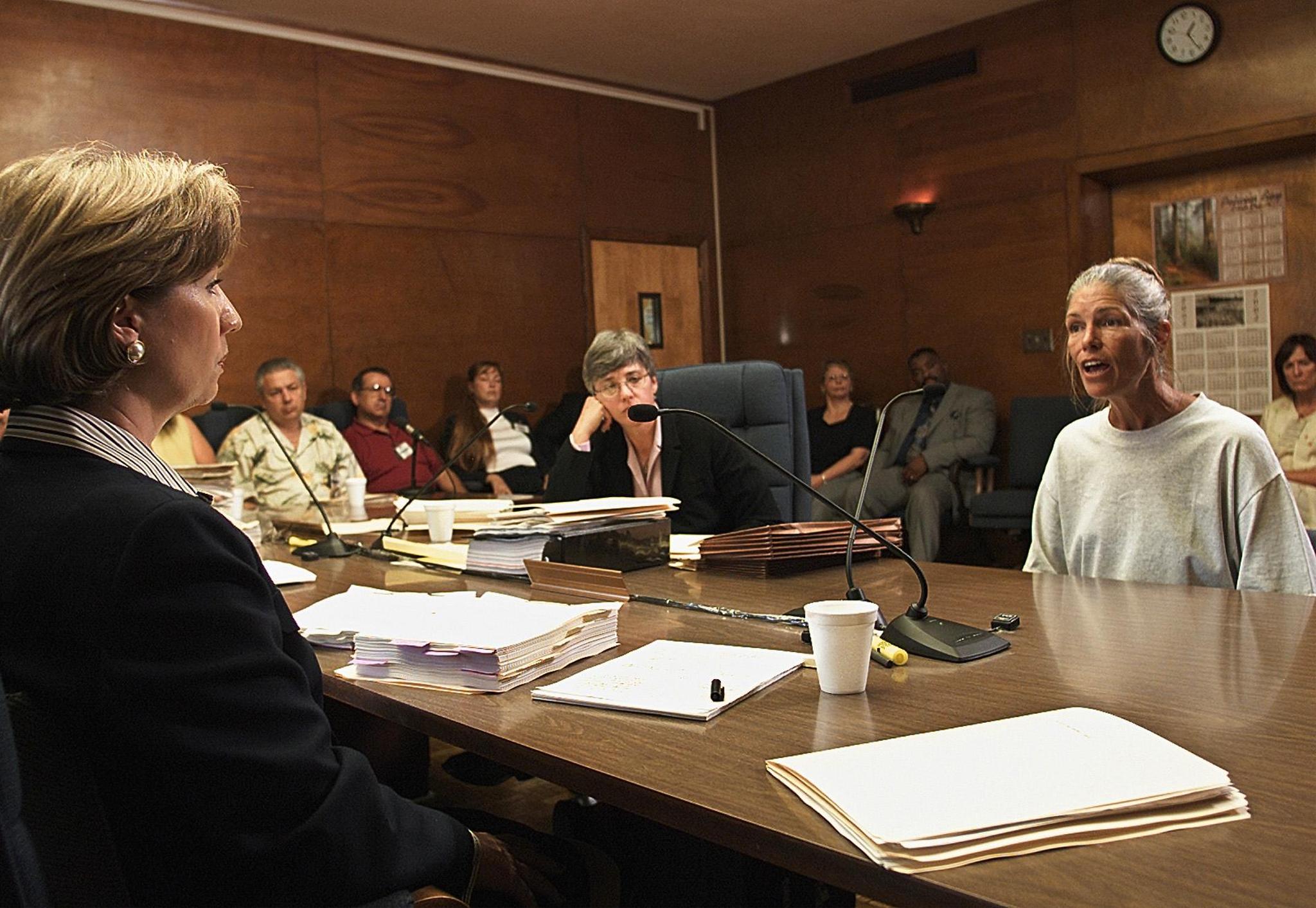 Leslie Van Houten en una audiencia de libertad condicional el 28 de junio de 2002 | Foto: Getty Images