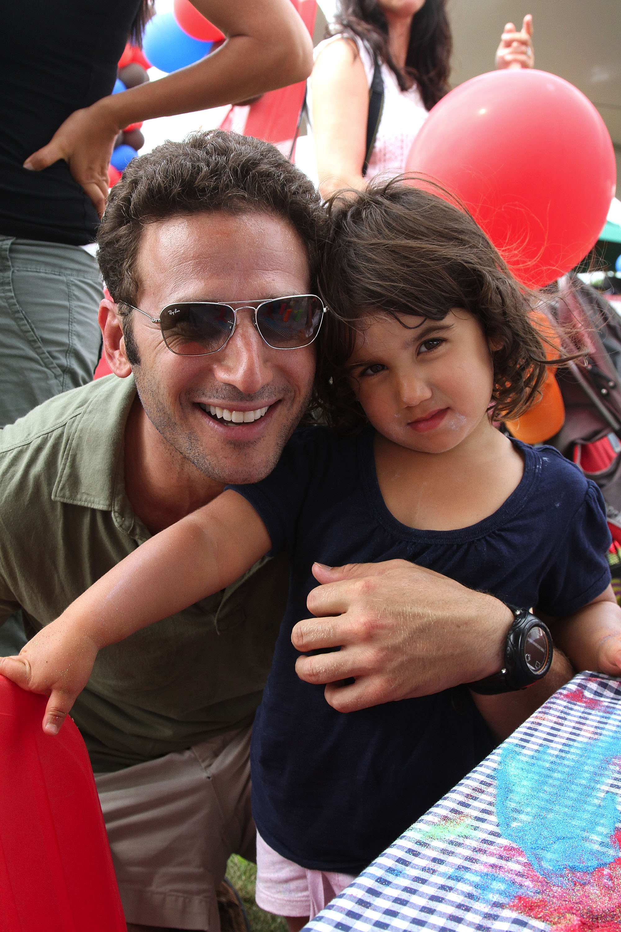 Mark Feuerstein y su hija Addie en el 23º Día Anual de la Familia Einstein Hamptons en la Ross School el 5 de agosto de 2012, en Bridgehampton, Nueva York. | Fuente: Getty Images