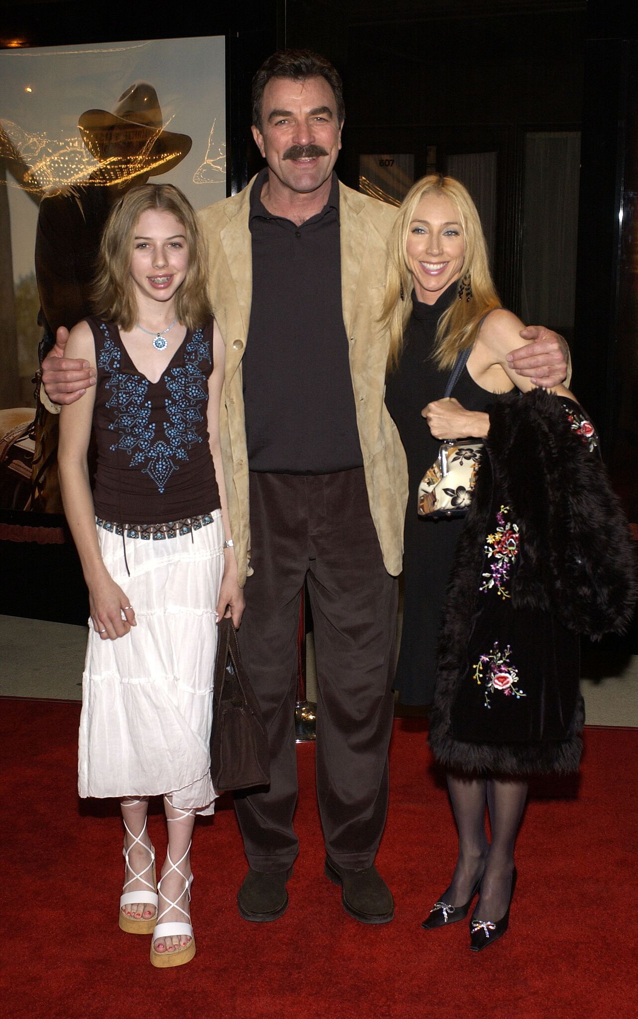 Tom Selleck con su mujer y su hija en el estreno de "Monte Walsh" | Foto: Getty Images