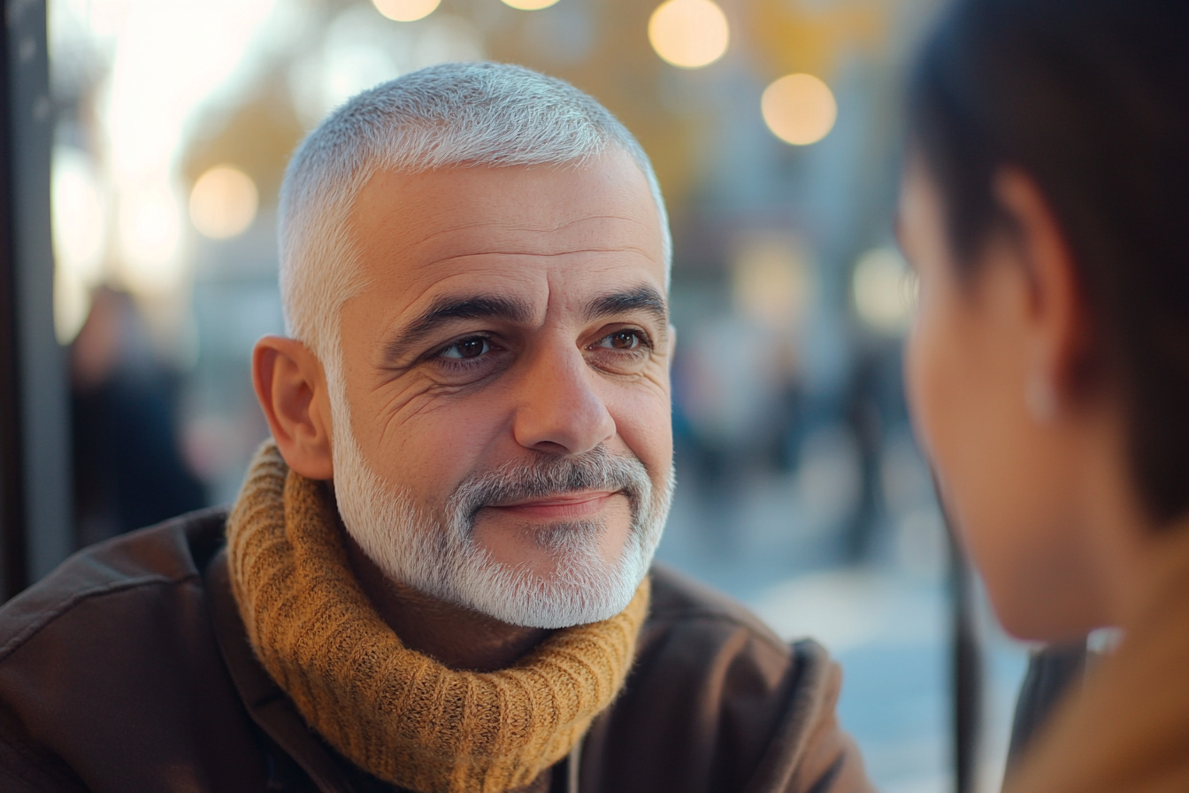 Un hombre hablando con una mujer más joven | Fuente: Midjourney