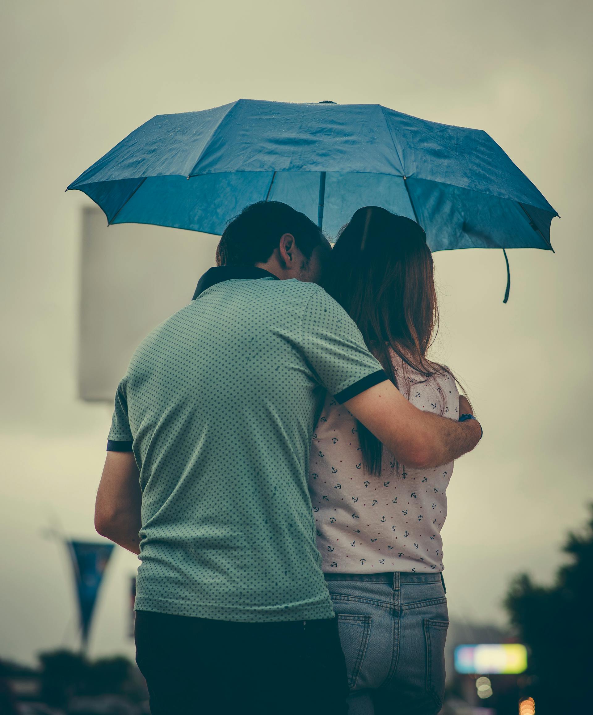 Pareja bajo un paraguas | Foto: Pexels
