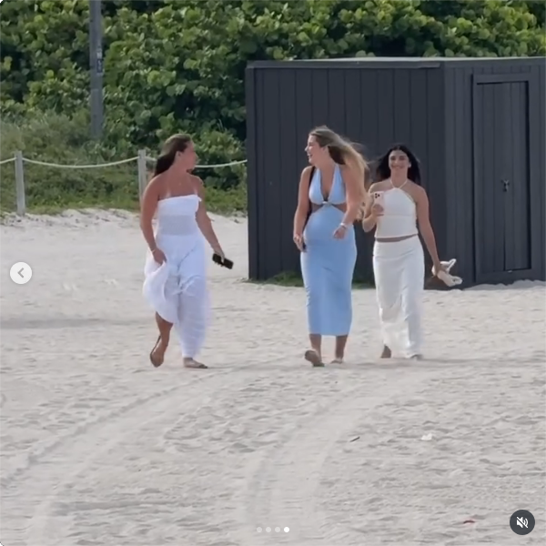 Aitana Paladini junto a sus amigas durante la celebración de su cumpleaños número 17 en una playa de Miami | Fuente: Instagram/rocioguiraodiaz