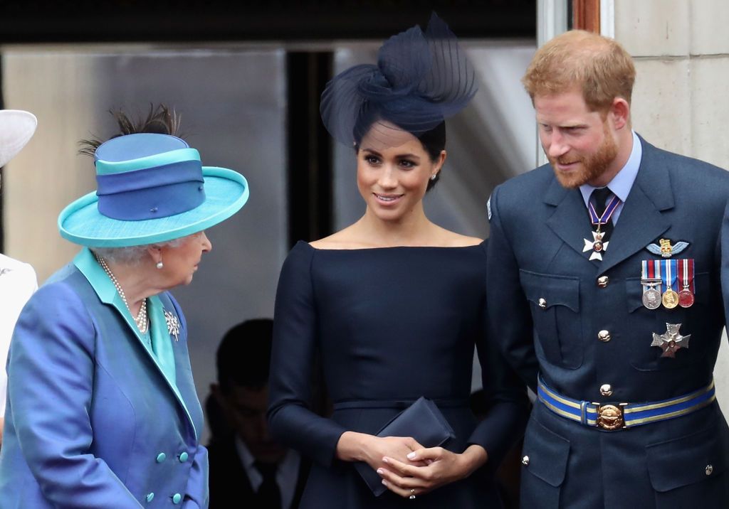 La reina Elizabeth II, Meghan, duquesa de Sussex, y el príncipe Harry, duque de Sussex en el Palacio de Buckingham el 10 de julio de 2018. | Foto: Getty Images