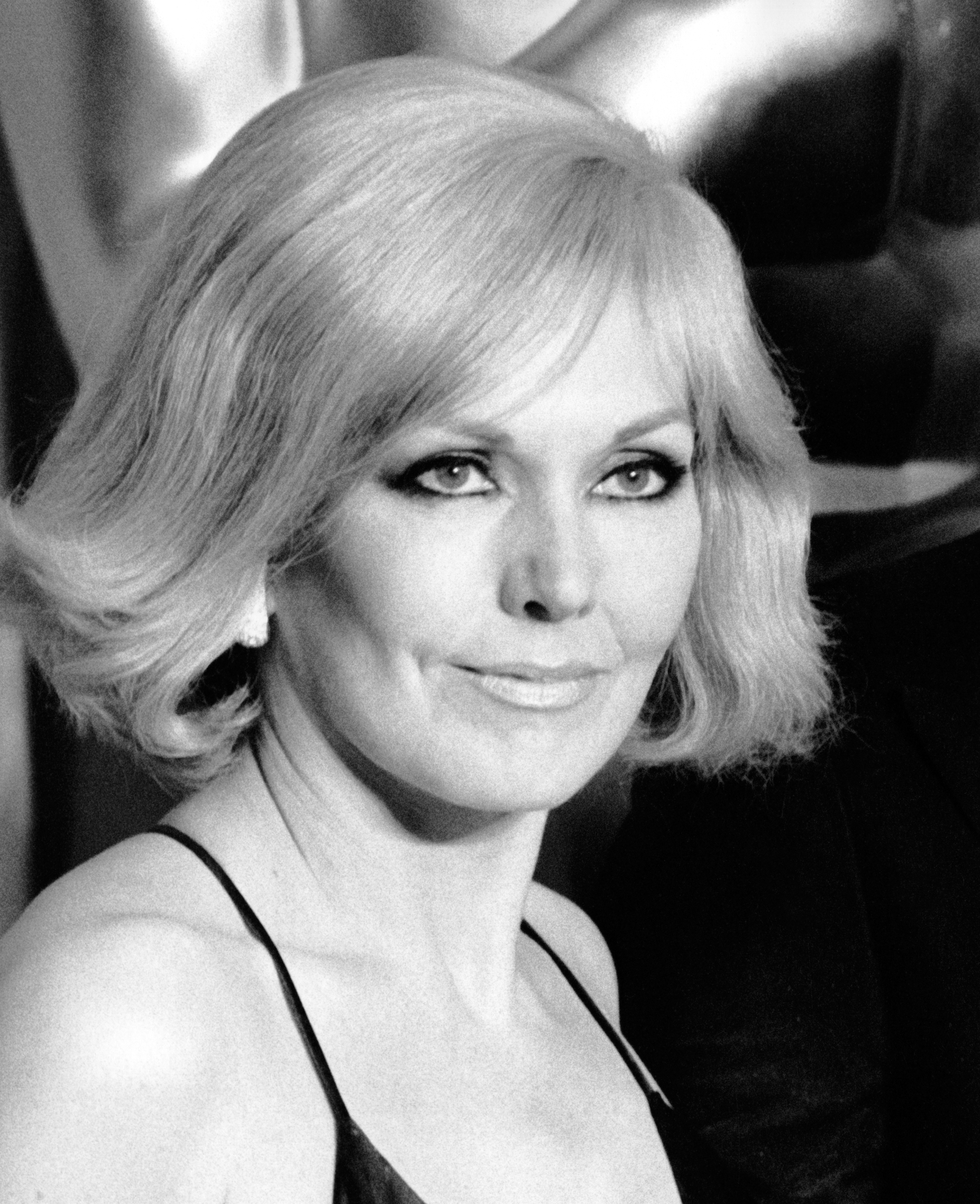 Kim Novak asiste a la 51.ª edición de los Premios de la Academia en el Dorothy Chandler Pavilion de Los Ángeles, con un vestido de noche negro de tirantes finos. | Fuente: Getty Images