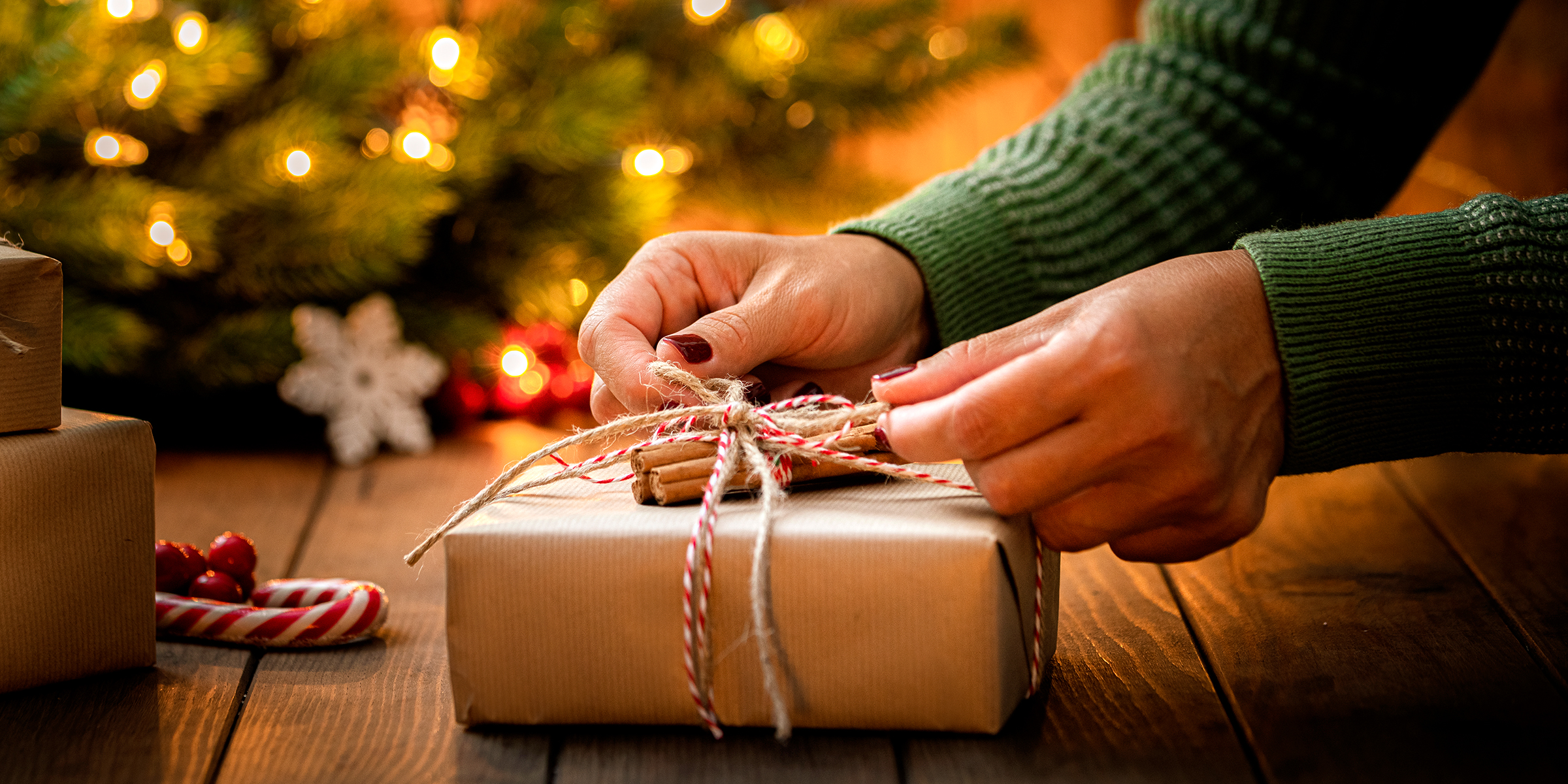 Mujer envolviendo un regalo de Navidad | Foto: Getty Images