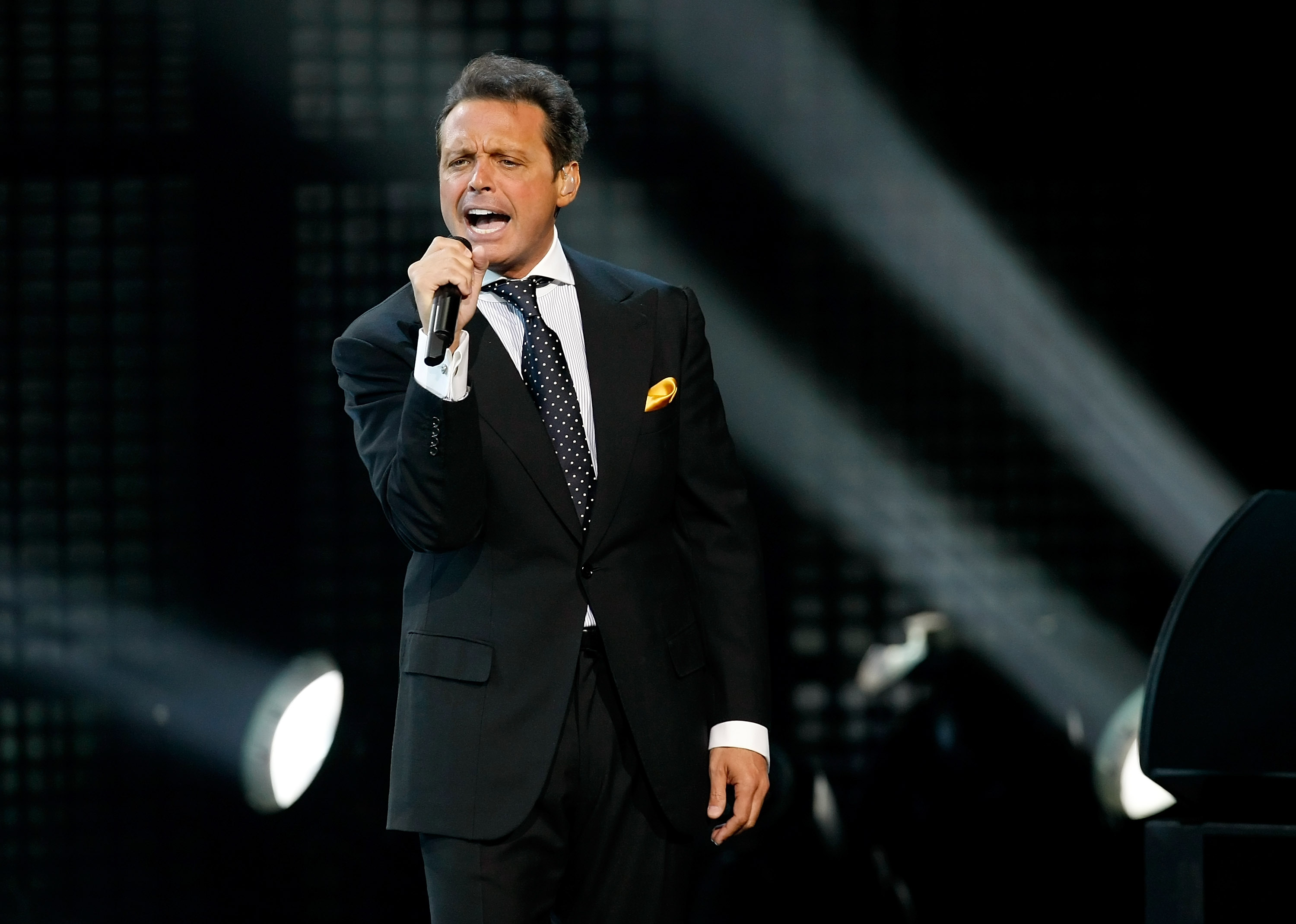 Luis Miguel actúa durante el primero de los cuatro conciertos con entradas agotadas en The Colosseum at Caesars Palace el 15 de septiembre de 2010 en Las Vegas, Nevada. | Fuente: Getty Images
