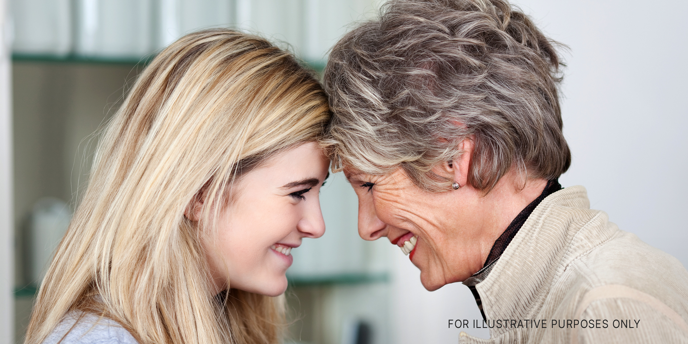 Nieta y abuela felices | Fuente: Shutterstock