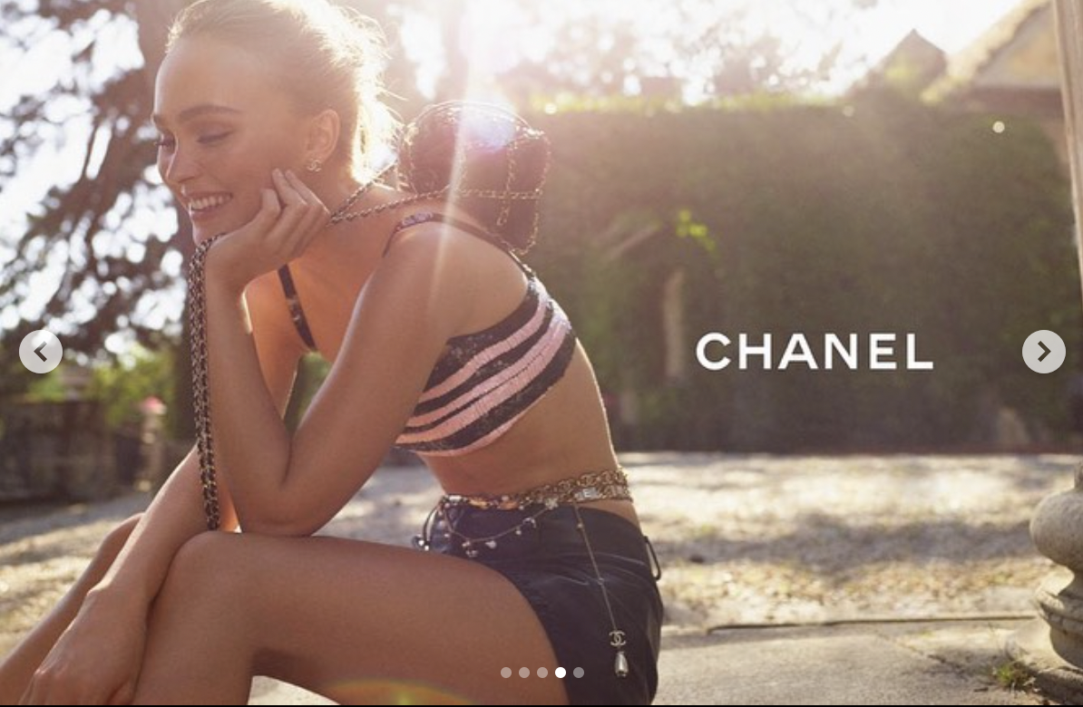 Lily-Rose Depp en una campaña de Chanel, fechada en octubre de 2020 | Fuente: Instagram/lilyrose_depp