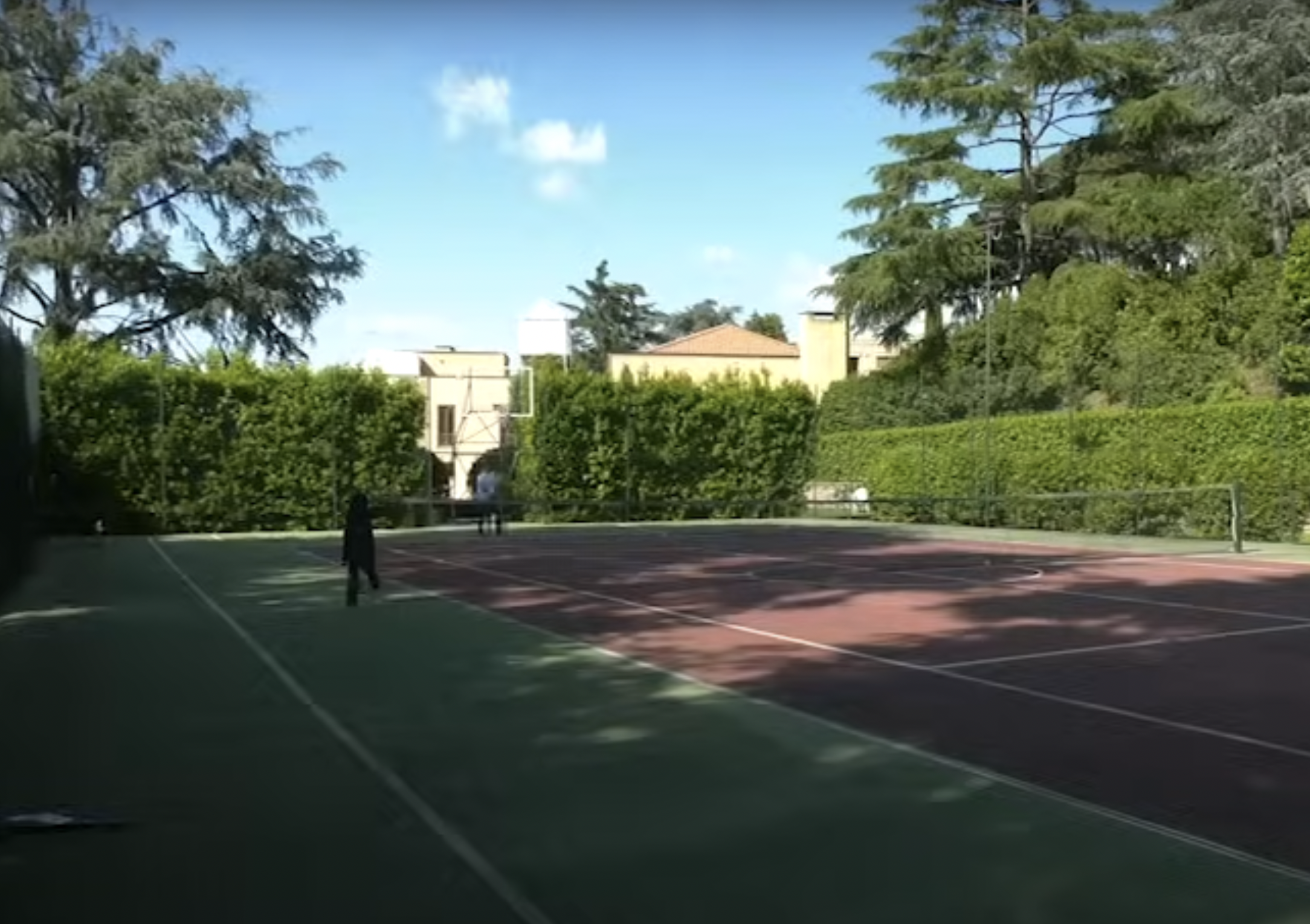 Captura de pantalla de la pista de tenis del Instituto Agustiniano, donde el futuro papa jugaba a menudo durante sus años en Roma, de un vídeo fechado el 20 de mayo de 2025. | Fuente: YouTube/Roma Informa en español