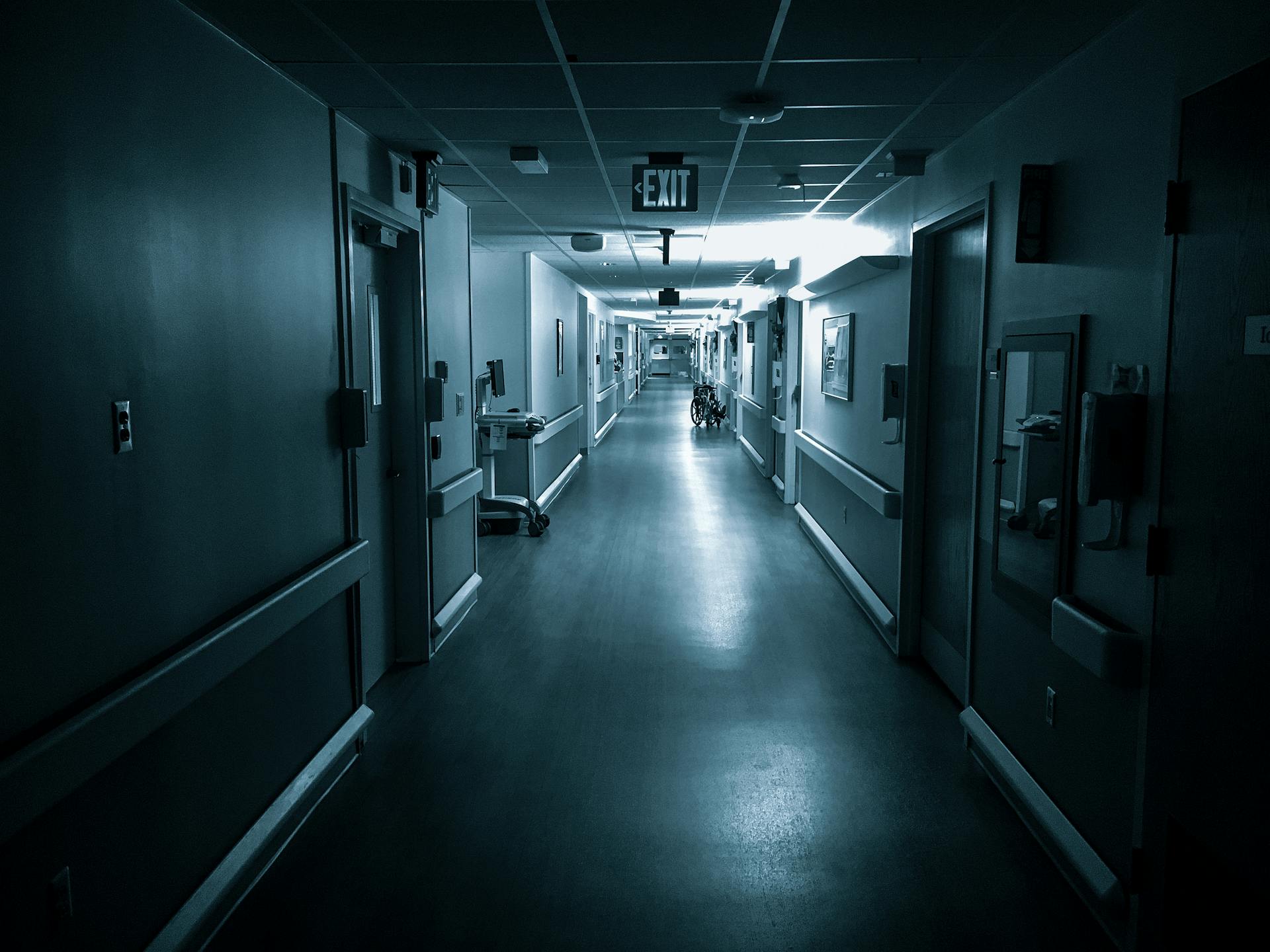 Pasillo de hospital vacío | Fuente: Pexels