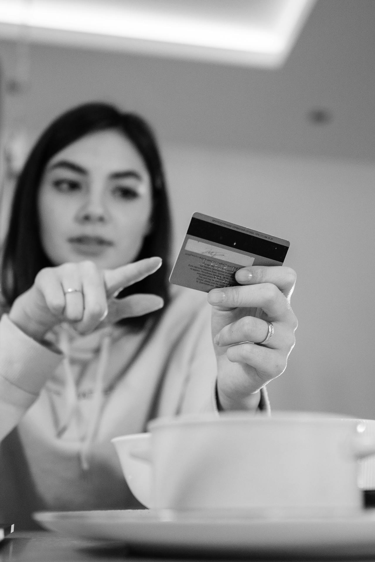 Una mujer con su tarjeta bancaria | Fuente: Pexels