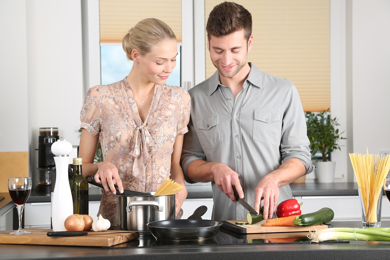 Una pareja hablando mientras cocina | Fuente: Pixabay