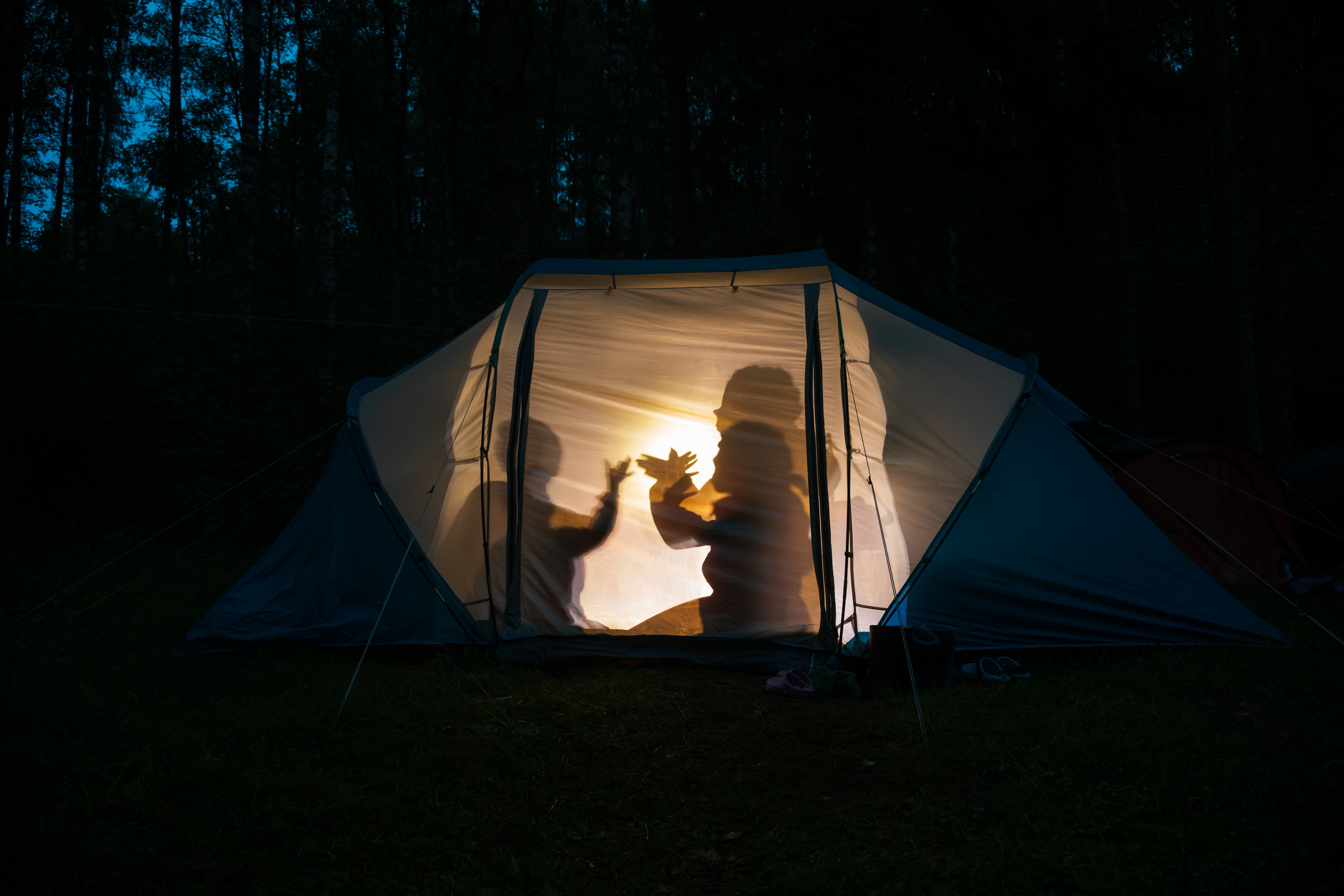 Personas acampando en la oscuridad. | Foto: Shutterstock