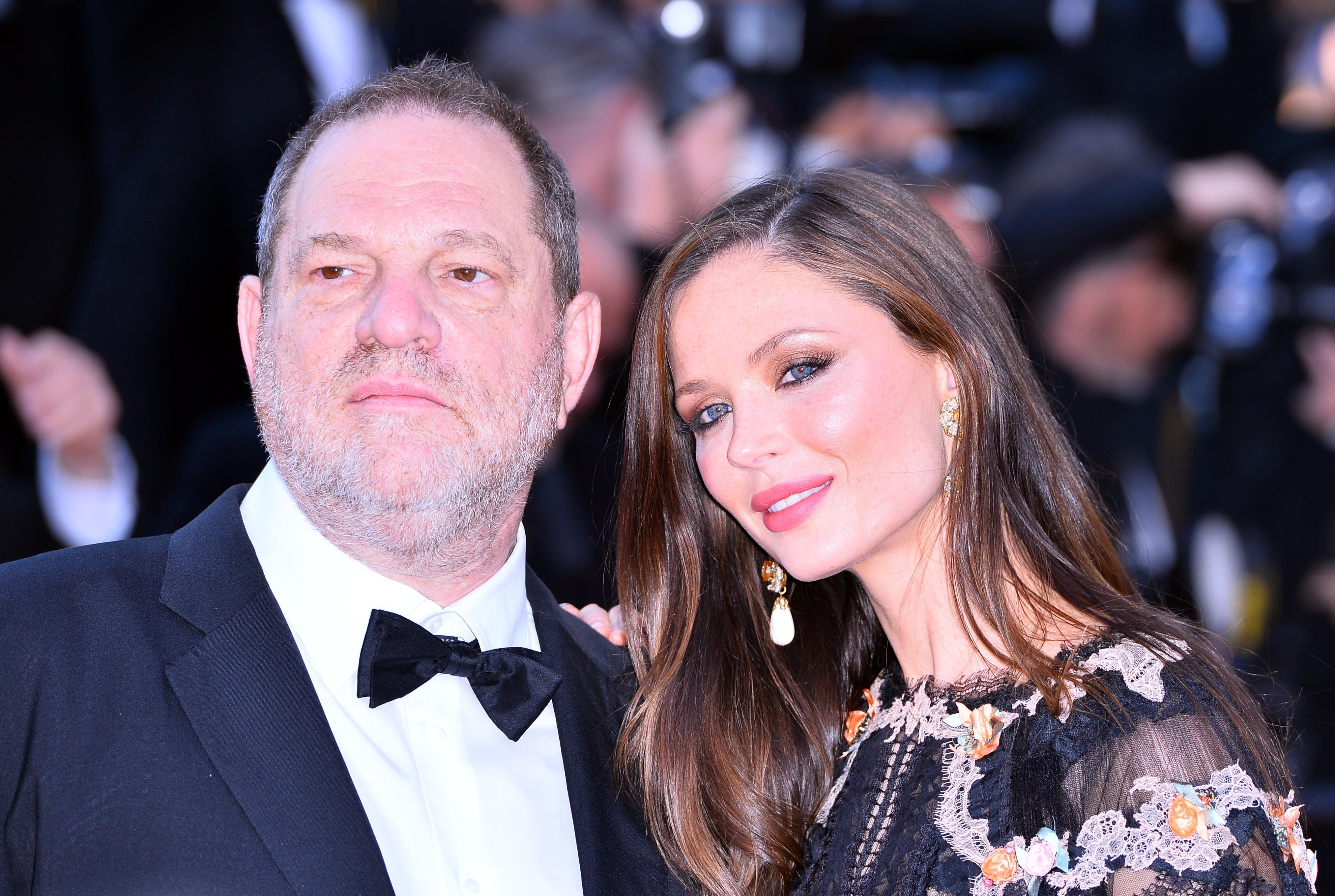 Una foto de archivo del 22 de mayo de 2015 muestra al productor estadounidense Harvey Weinstein (L) y su esposa Georgina Chapman (R) asistiendo a la proyección de la película 'El Principito' en el 68 ° festival internacional de cine de Cannes, Francia. | Foto: Getty Images