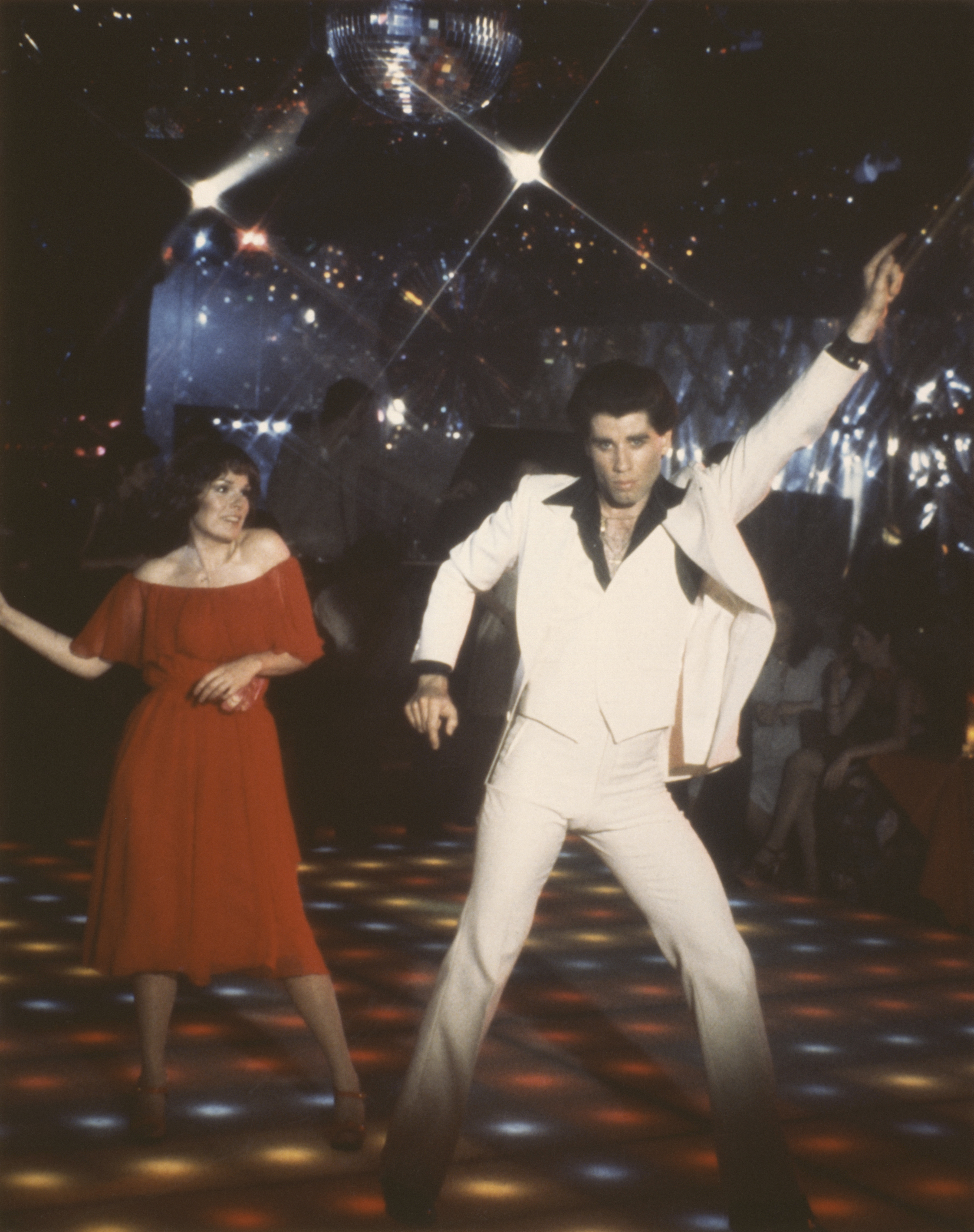 John Travolta y la actriz en el plató de "Saturday Night Fever" en 1977 | Fuente: Getty Images