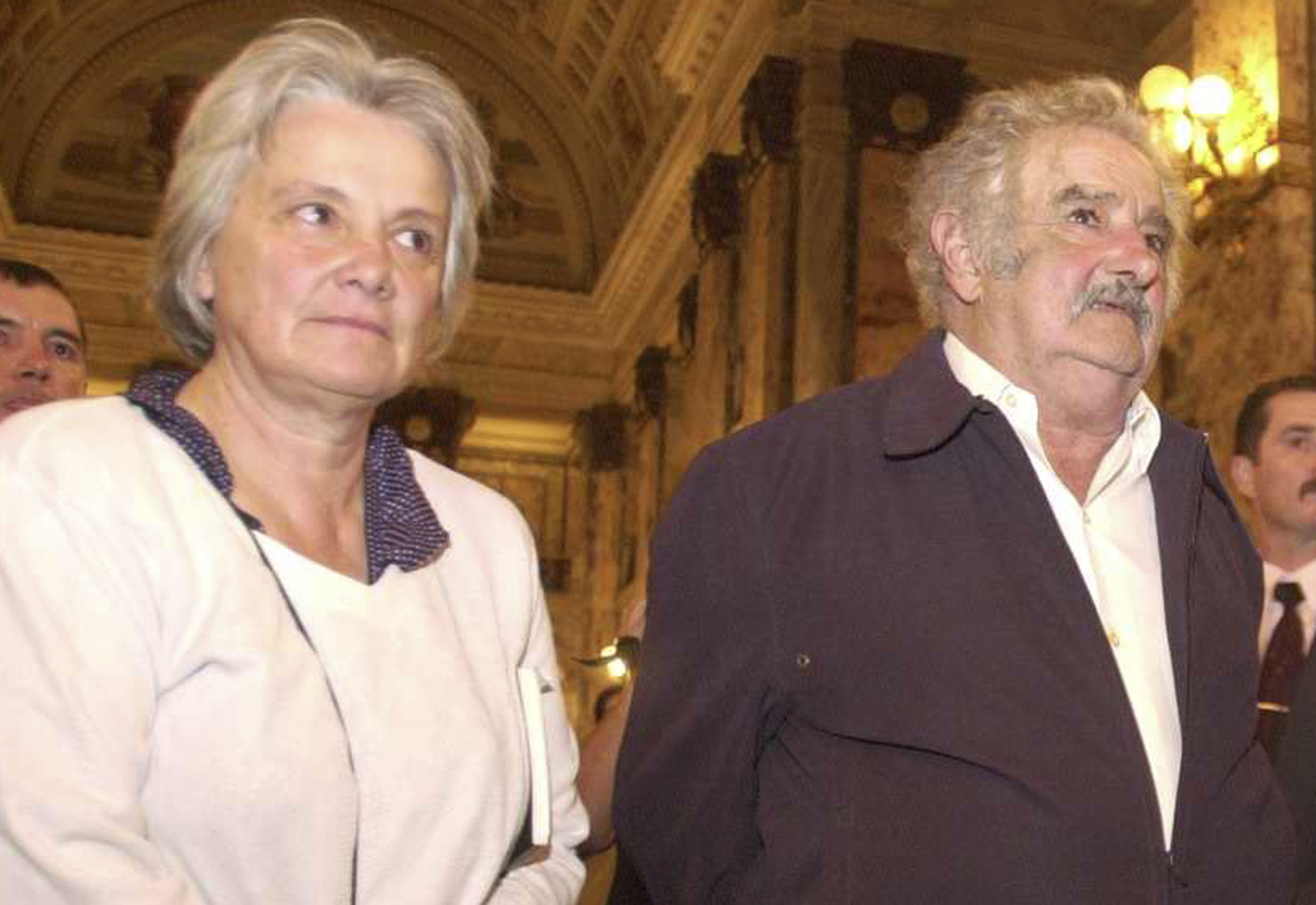El expresidente José Mujica y su esposa, Lucía Topolansky en la Casa de Gobierno el 09 de septiembre de 1999 en Montevideo, Uruguay. | Fuente: Getty Images