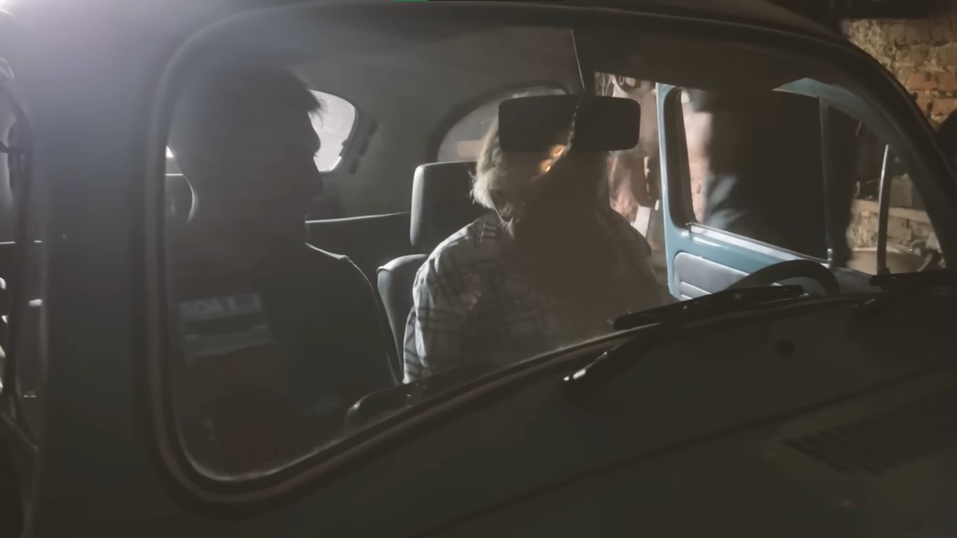 José Mujica, entrevistado en 2023 en su chacra, muestra su coche. | YouTube/Joaco Santos