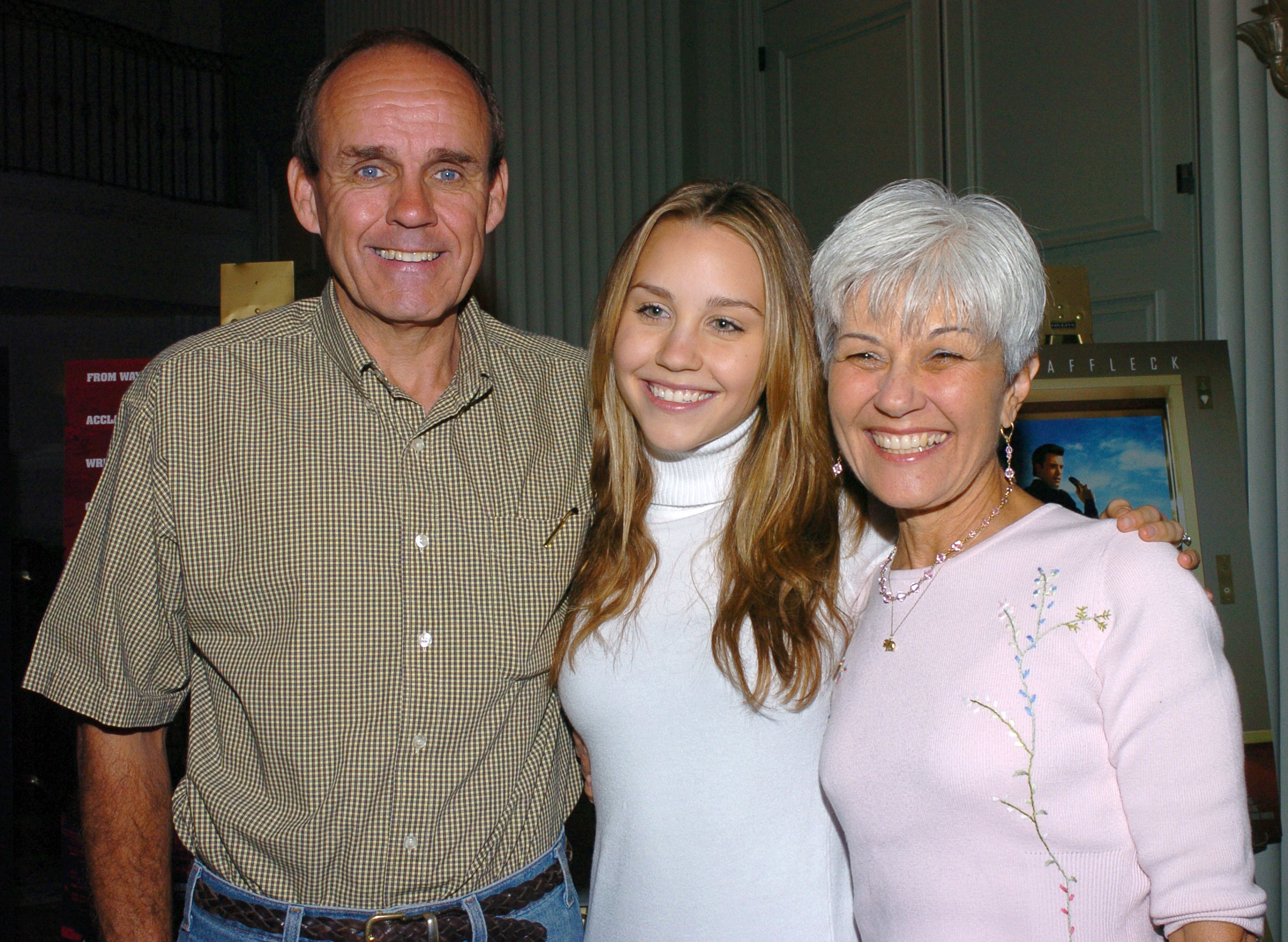 Amanda Bynes con sus padres Rick y Lynn Bynes, hacia el 4 de noviembre de 2004 | Fuente: Getty Images