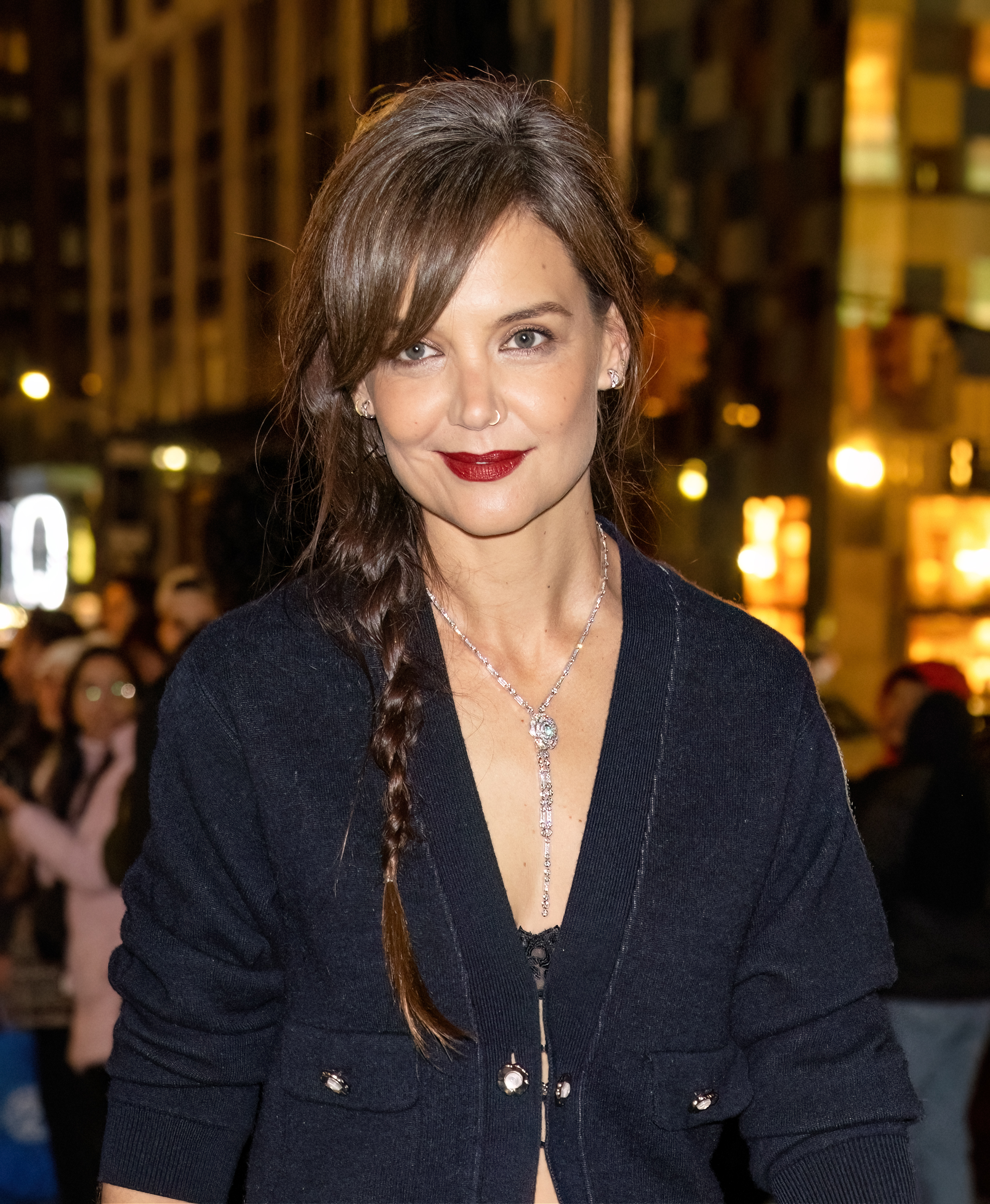 Katie Holmes luce canas con flequillo en una cena en Nueva York el 7 de febrero de 2024 | Fuente: Getty Images