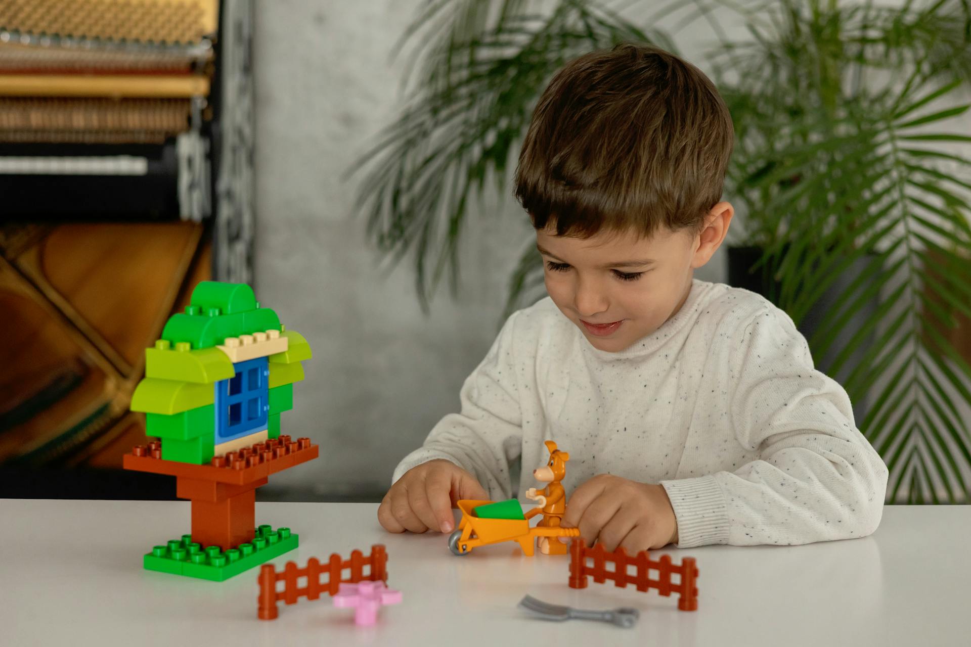 Un niño jugando con bloques de construcción | Fuente: Pexels
