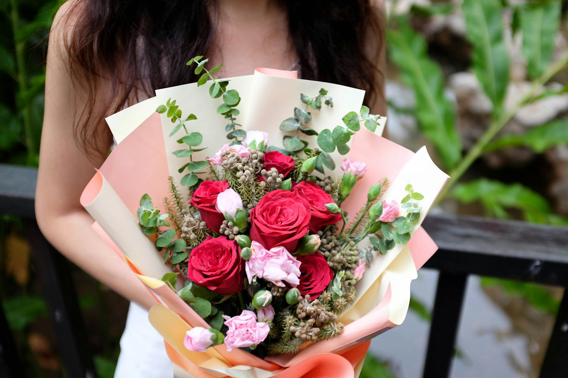 Una mujer con un ramo de flores | Fuente: Pexels