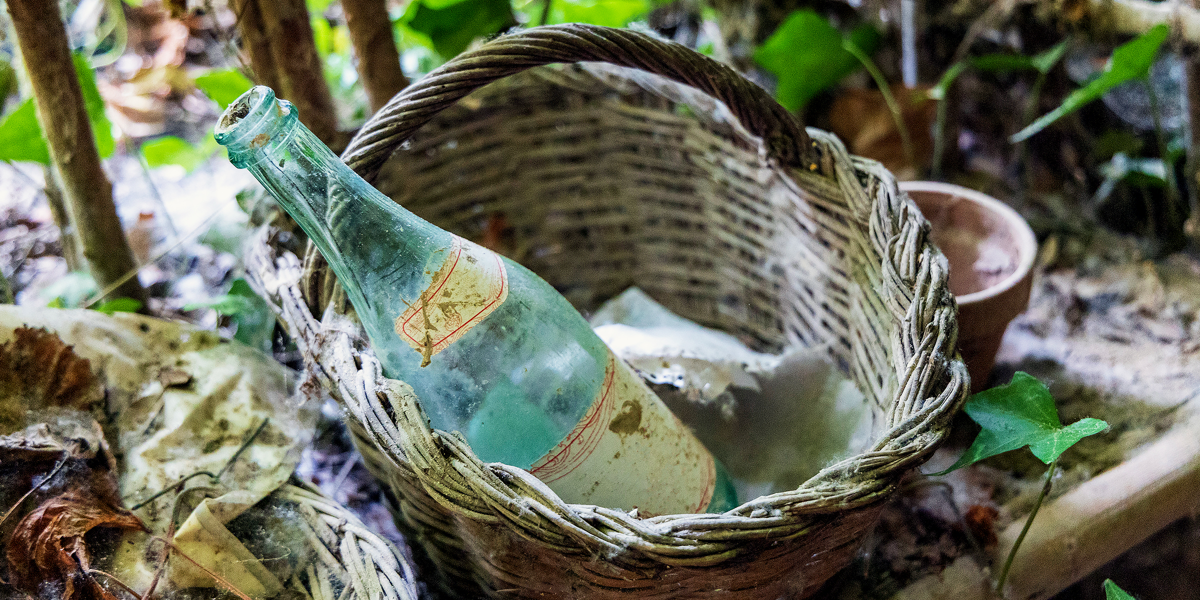 Una vieja botella de vidrio en una cesta | Foto: Getty Images