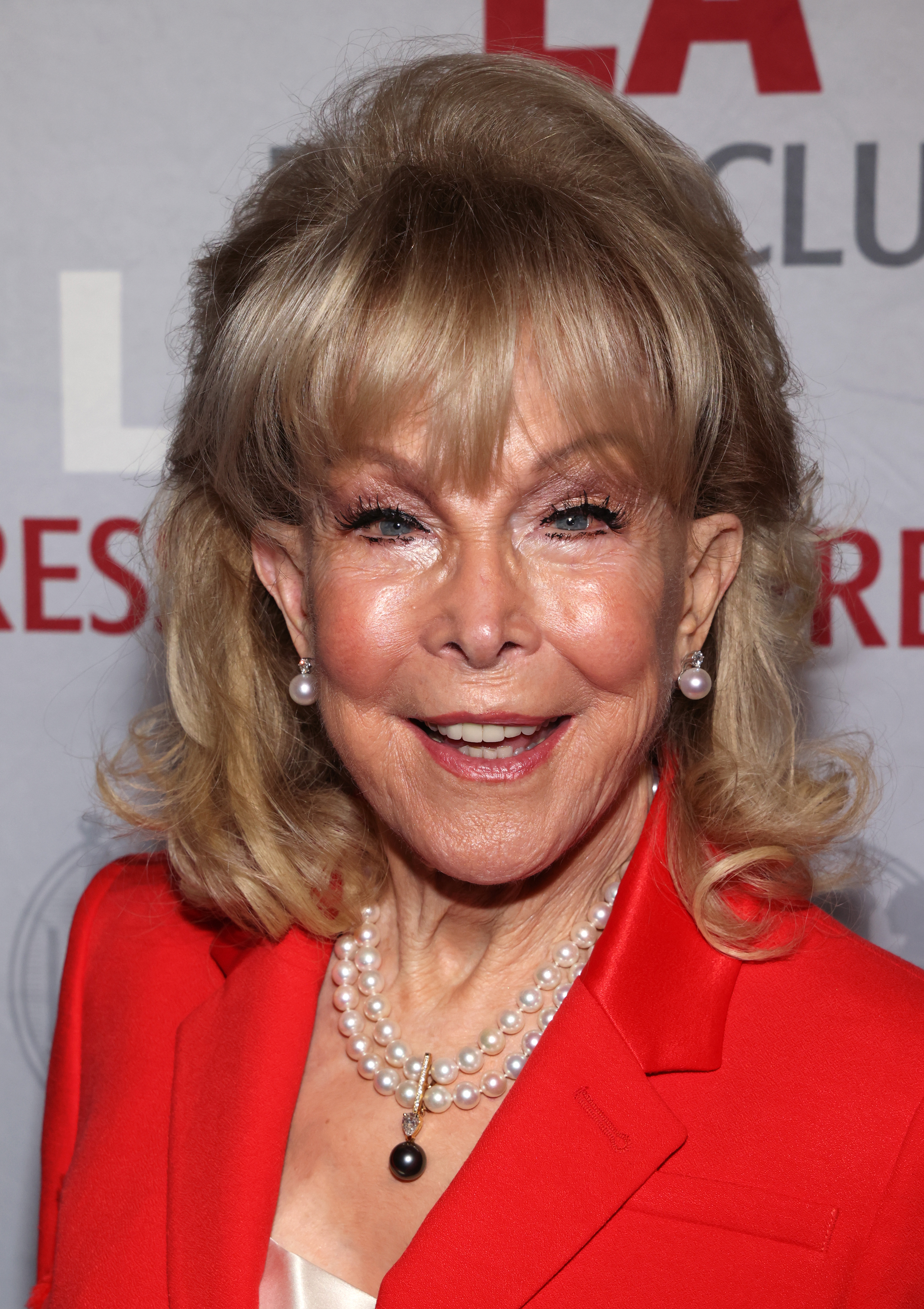 Barbara Eden asiste a la 16ª Gala Anual de los Premios Nacionales de Periodismo de Arte y Entretenimiento en Los Ángeles, California, el 3 de diciembre de 2023. | Fuente: Getty Images