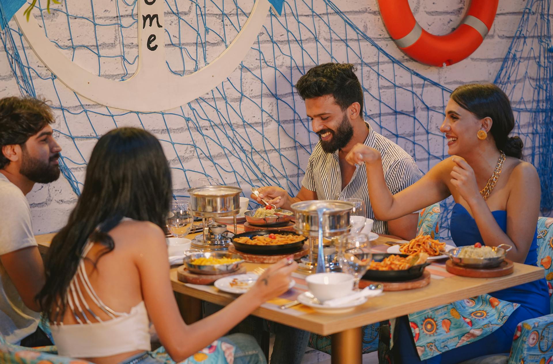 Dos parejas cenando | Fuente: Pexels