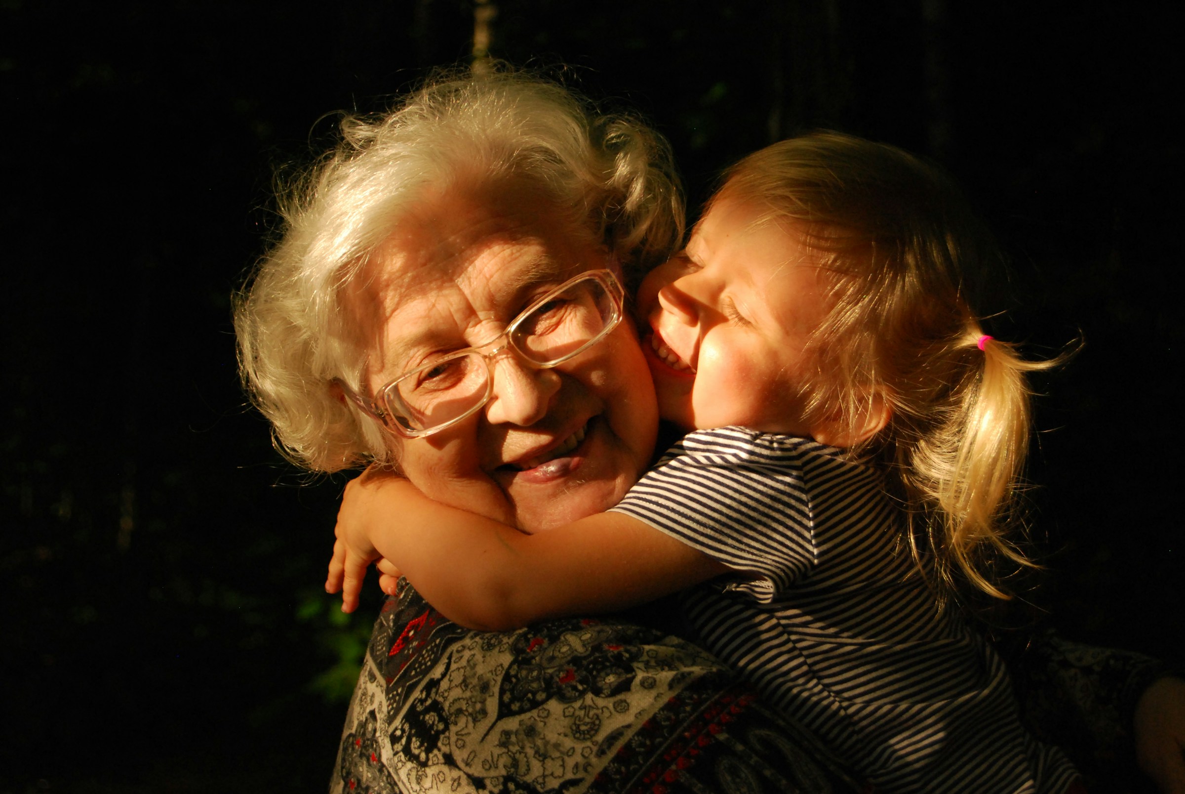 Una abuela abrazando a su nieta | Fuente: Unsplash