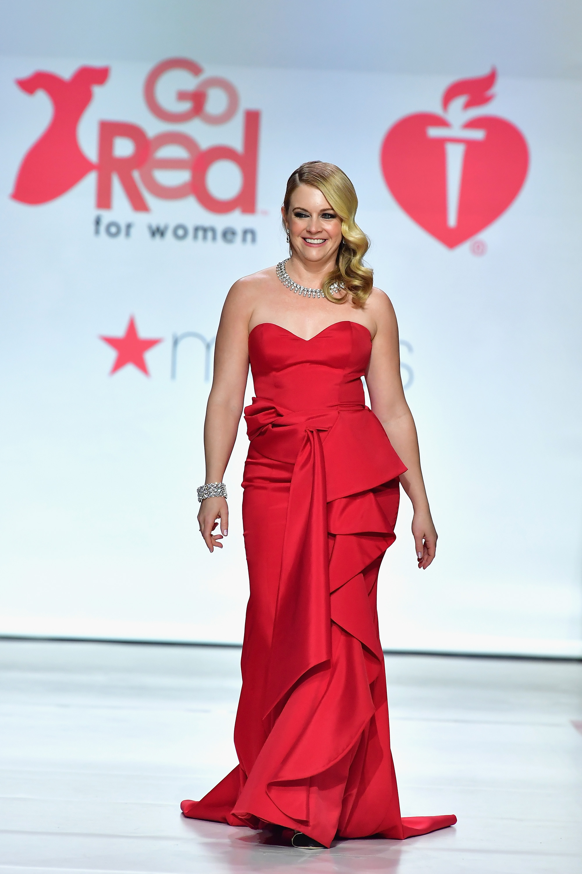 Melissa Joan Hart en el escenario de la American Heart Association's Go Red For Women Red Dress Collection en Nueva York, el 8 de febrero de 2018. | Fuente: Getty Images