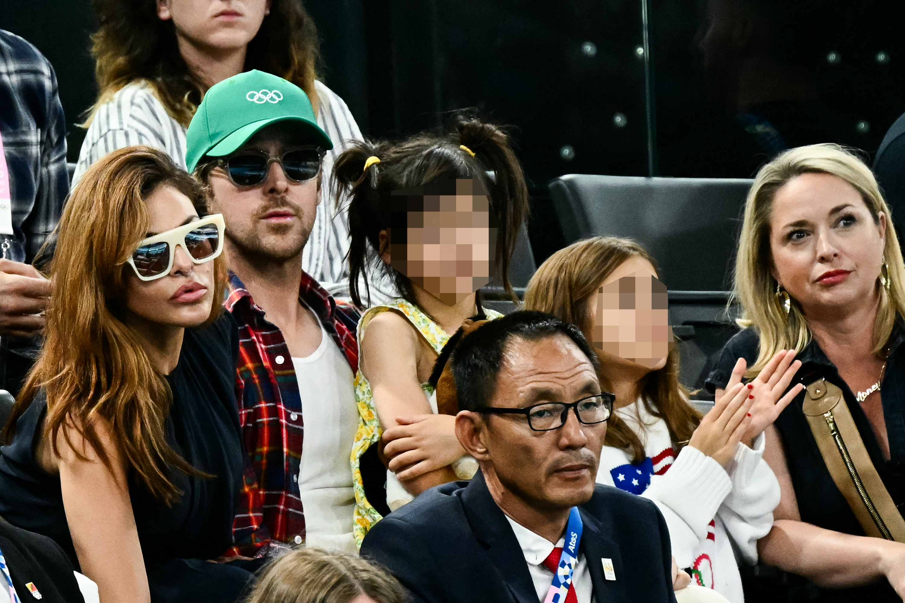 Eva Mendes y Ryan Gosling, junto con sus hijas Esmeralda y Amada, ven la final femenina de barras asimétricas en los Juegos Olímpicos de París 2024 el 4 de agosto de 2024 | Fuente: Getty Images