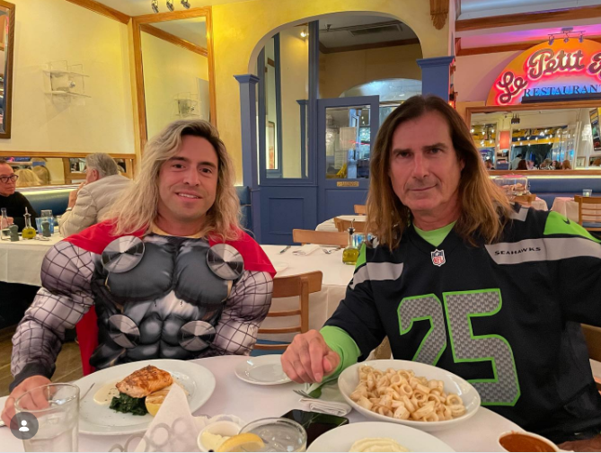 Pero decidió llevar un estilo de vida saludable también por la muerte de su hermano. Aquí tienes una foto de Fabio de 2023 con uno de los miembros del grupo Black Oxygen. | Fuente: Instagram/blackoxygenkc