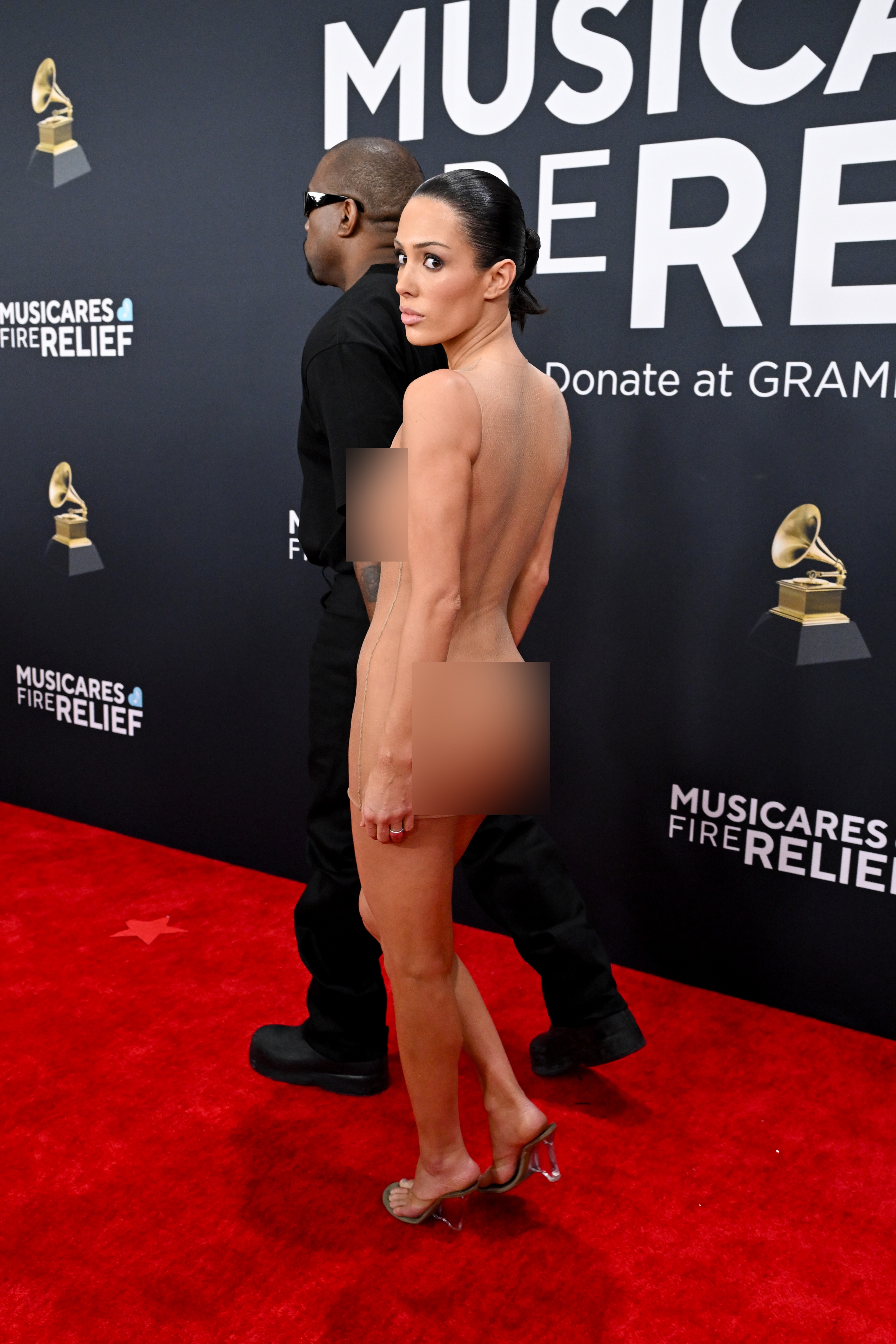 Kanye West y Bianca Censori (cuyo atuendo ha sido difuminado) asisten a la 67ª edición de los premios GRAMMY el 2 de febrero de 2025, en Los Ángeles, California | Fuente: Getty Images