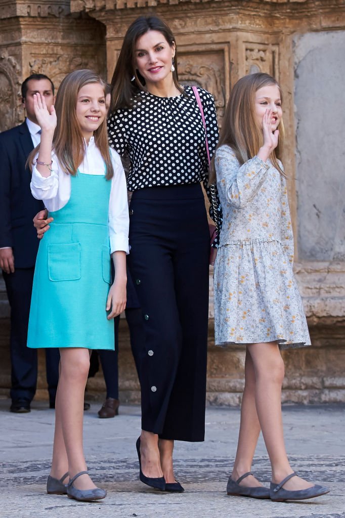 La reina Letizia de España (C), la princesa Sofía de España (I) y la princesa Leonor de España (D), en la misa de Pascua, el 1 de abril de 2018, en Palma de Mallorca, España. | Imagen: Getty Images