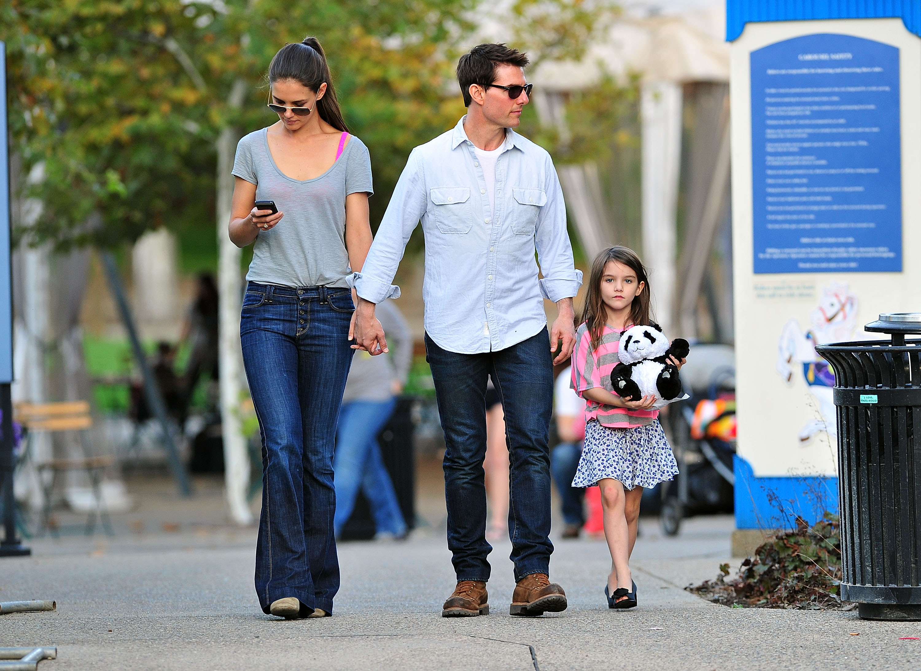 Katie Holmes, Tom y Suri Cruise vistos de paseo en Pittsburgh, Pensilvania, el 8 de octubre de 2011 | Fuente: Getty Images