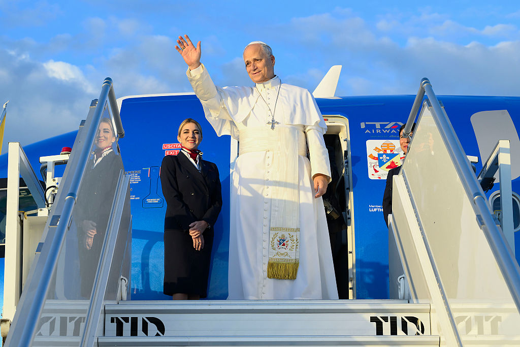 El papa León XIV aborda el avión papal en el aeropuerto de Fiumicino de Roma para su viaje apostólico a Francia, el 25 de septiembre de 2026, en Roma, Italia. | Fuente: Getty Images