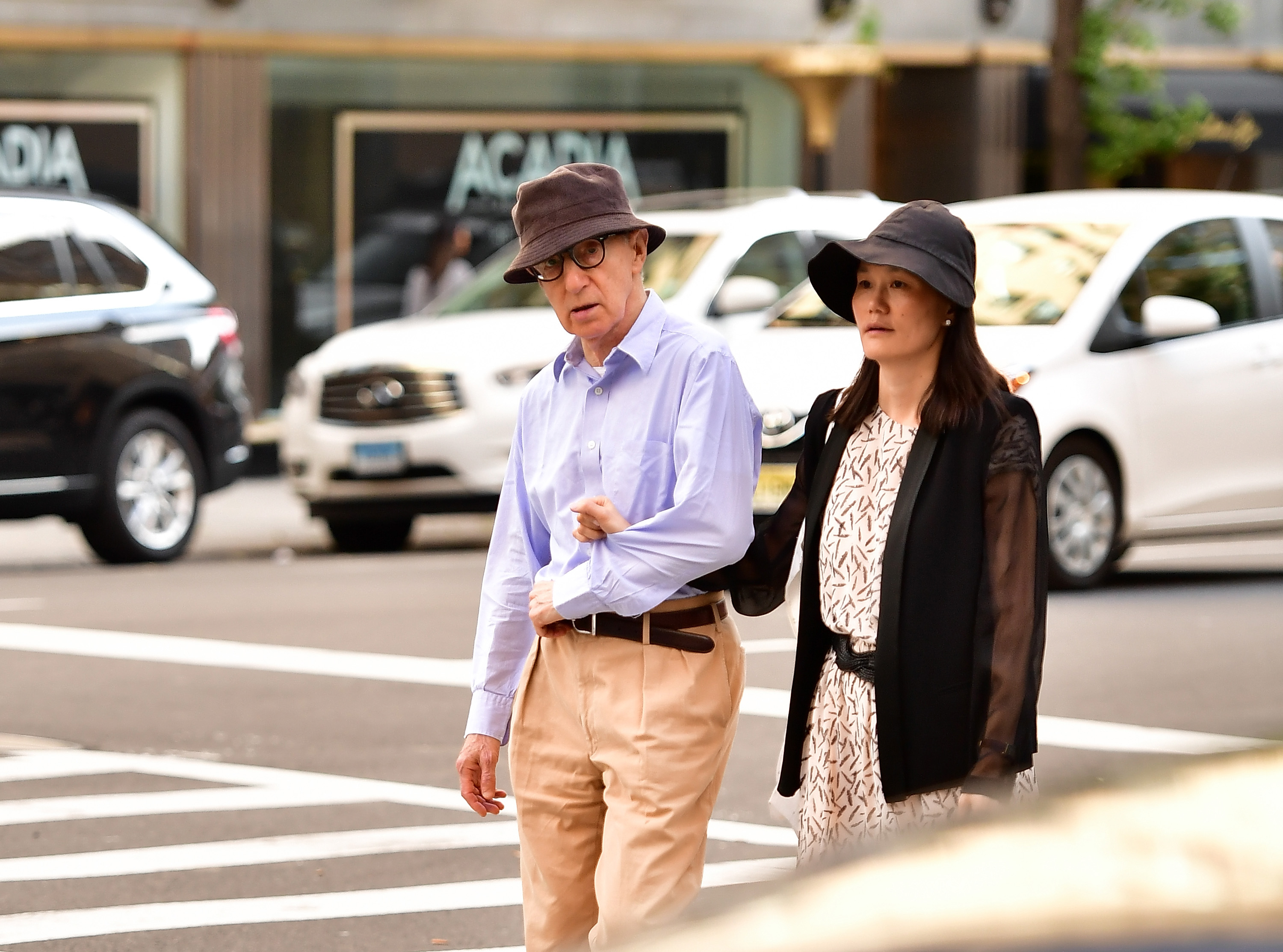 Woody Allen y Soon-Yi Previn vistos en las calles de Manhattan en Nueva York, el 17 de septiembre de 2016. | Fuente: Getty Images