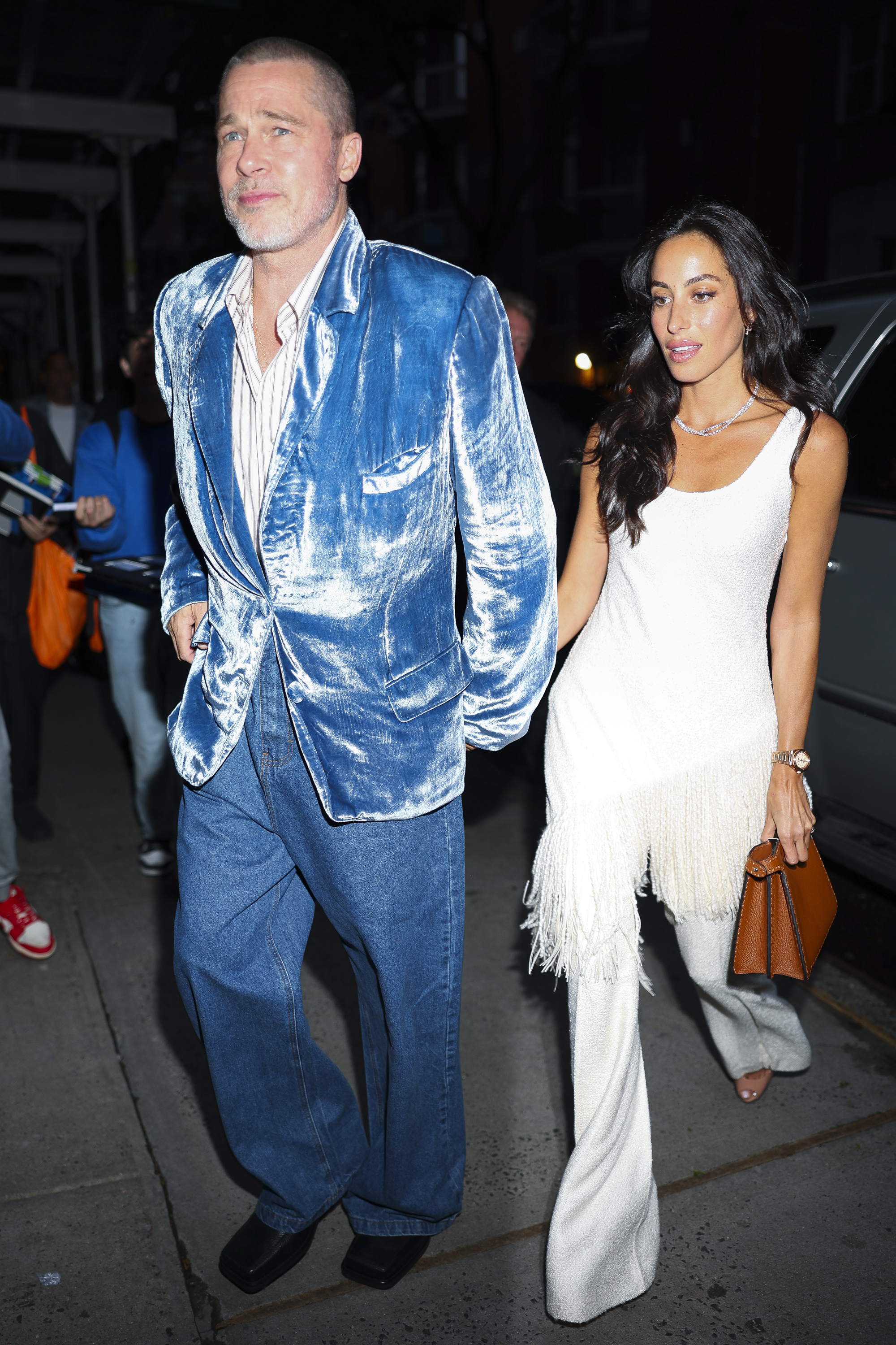 Pitt se atrevió con un look más atrevido en otra salida nocturna, luciendo una chaqueta azul brillante y unos pantalones holgados. A su lado, de Ramon apostó por un look más ligero: un top blanco sin mangas con flecos y un bolso marrón.