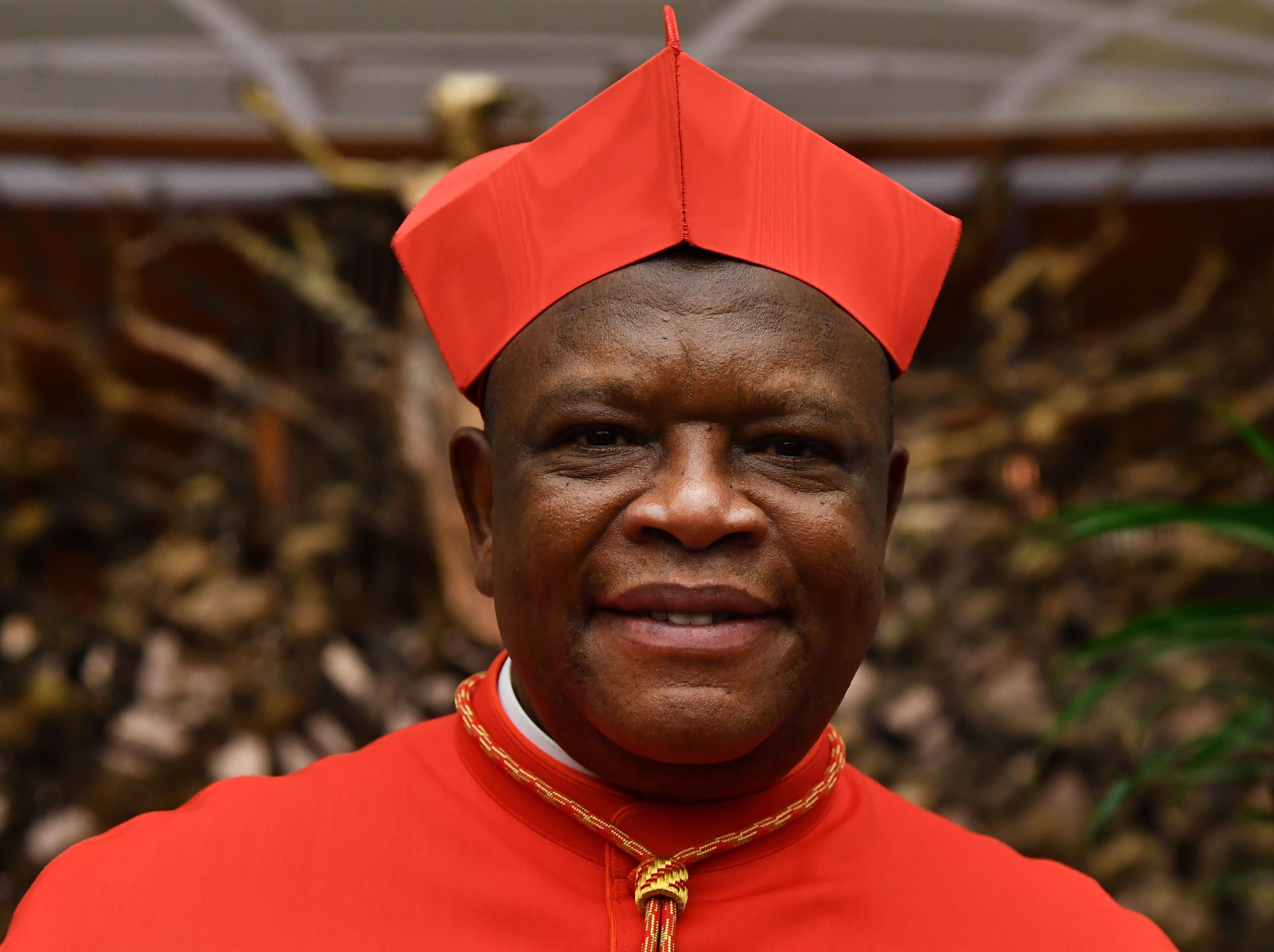 El cardenal Fridolin Ambongo Besungu se reúne con familiares y amigos tras su nombramiento por el Papa en el Consistorio Ordinario Público el 5 de octubre de 2019, en el Vaticano. | Fuente: Getty Images