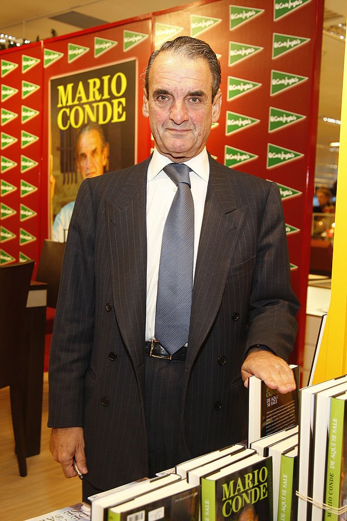 Mario Conde firma copias de su nuevo libro. | Fuente: Getty Images