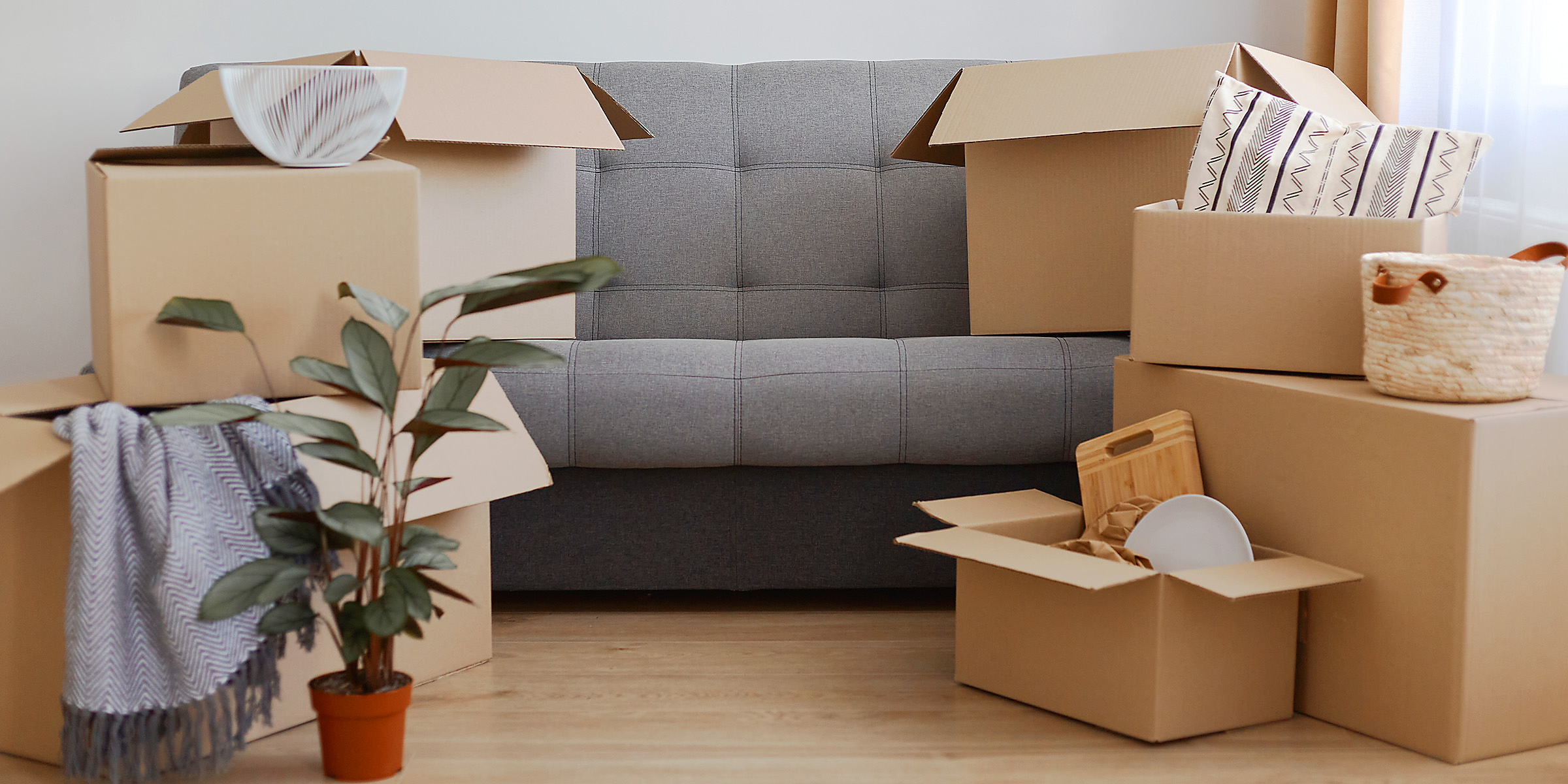 Cajas en una casa | Fuente: Shutterstock
