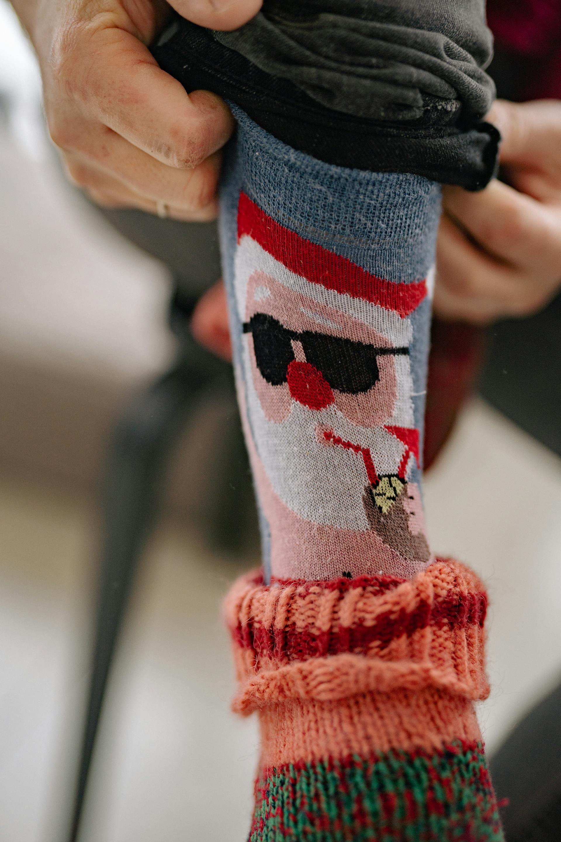 Un hombre con unos divertidos calcetines novedosos | Fuente: Pexels