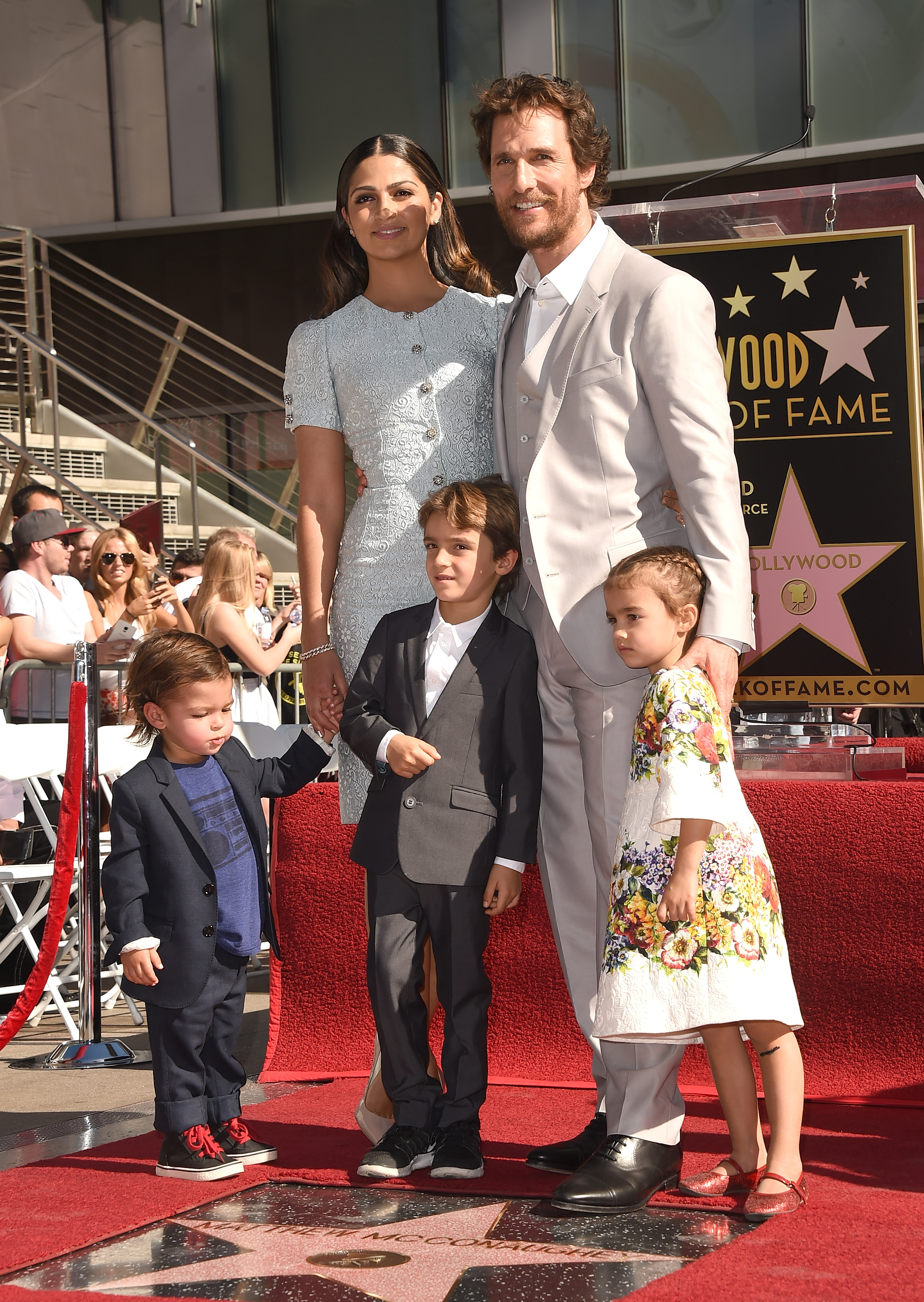 Matthew McConaughey, Camila Alves y sus hijos Levi, Livingston y Vida McConaughey en la ceremonia del Paseo de la Fama de Hollywood para el actor el 17 de noviembre de 2014, en Hollywood, California | Foto: Getty Images