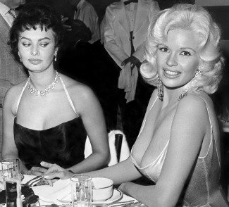 Sophia Loren con Mansfield en Romanoff's en Beverly Hills.| Imagen tomada de: Wikimedia Commons