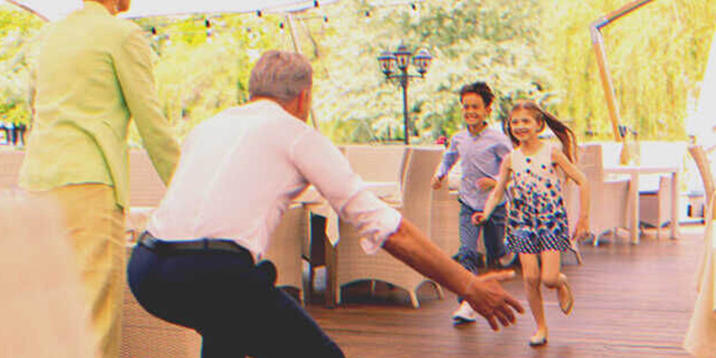 Niños corriendo hacia sus abuelos | Foto: Shutterstock